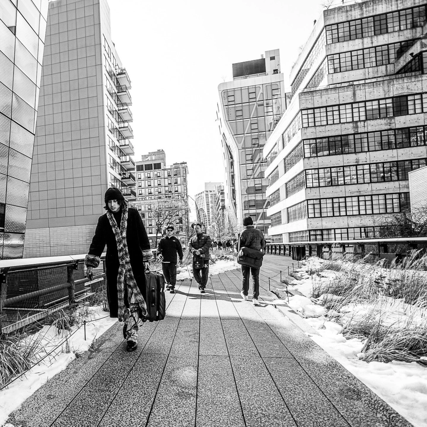 Strolling the Highline, New York City.

#newyorkcity #nyc #manhattan #streetphotography #photography #canonr #canonphotography #shotoncanon 
#blackandwhite #blackandwhitephotography #thehighline