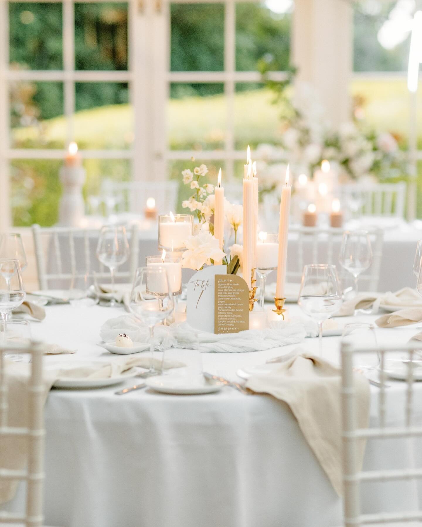 Thoughtful details ✨

Venue: @gabbinbarhomestead 
Florals: @_newromanticflorals_ 
MUA: @mirrormirrormakeupartistry 
Hair: @cassie.thehairartistcollective 
Cake: @jilliciouscakes 
Live Painter: @iampoppydesigns 
Rings: @hogansfamilyjewellers 
Videogra