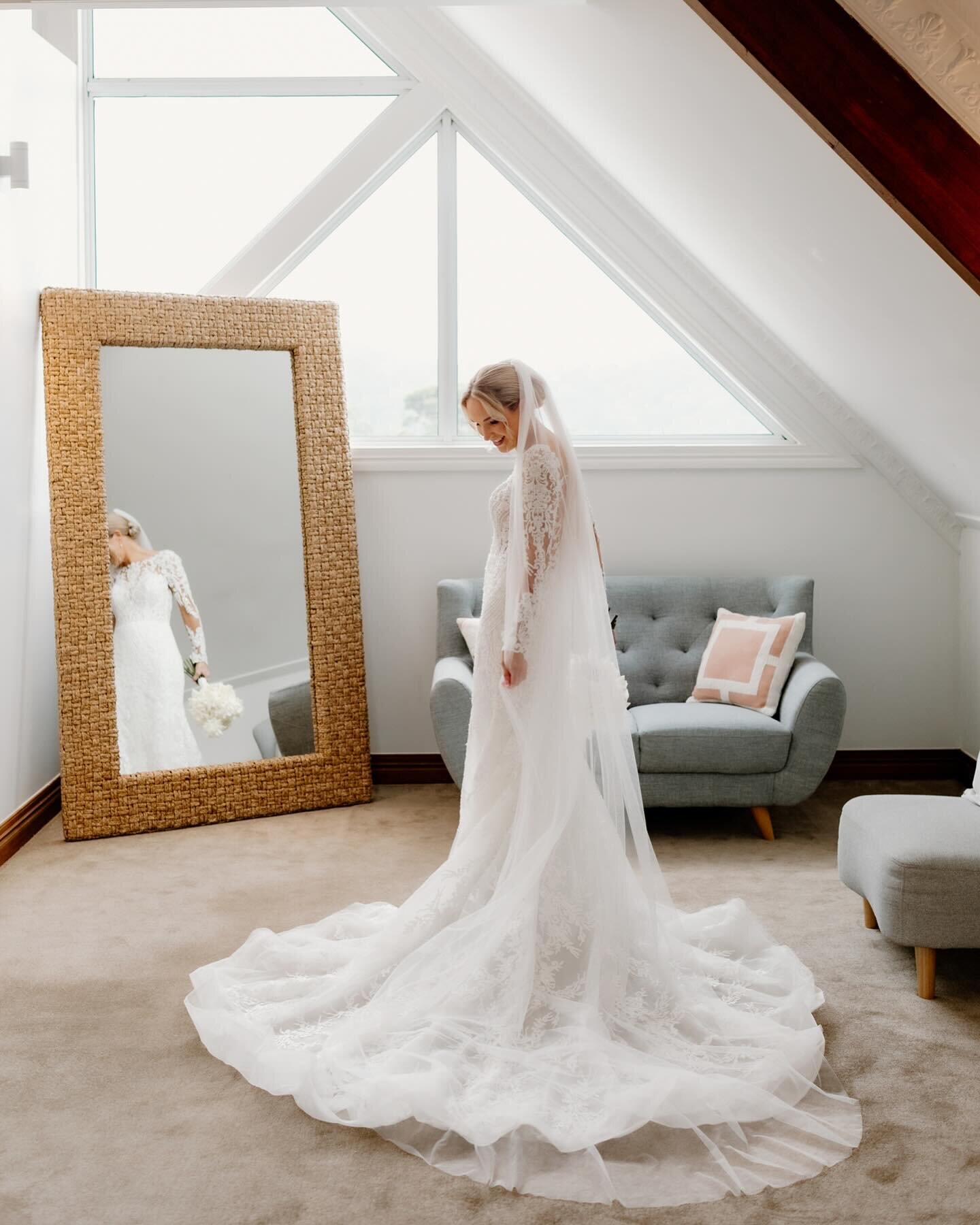 A few special pre-ceremony moments with James &amp; Lizzy 🤍 

Their story melted me 🤍 I think it&rsquo;s because he really put himself out there for her with the hope that Liz would be his. 

Liz had plans of going to New Zealand to work. But James