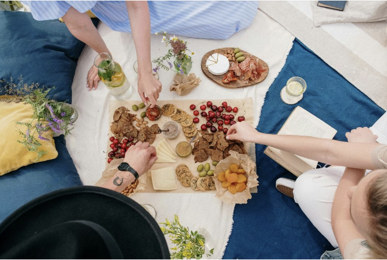 Why You Eat More Than You Think: Environmental Triggers That Secretly Influence Your Food Choices