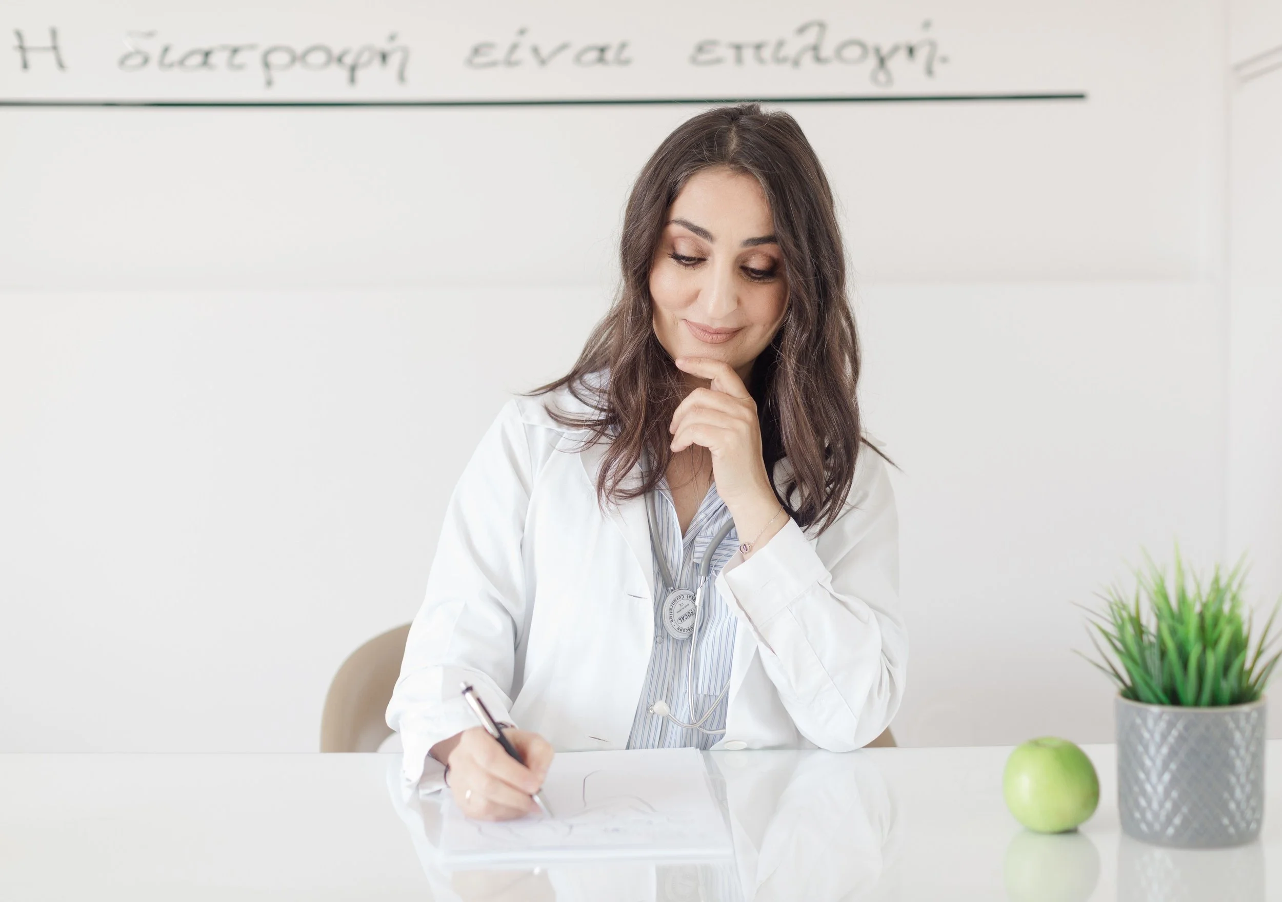 AI Nutrition Coaching vs. a Human Dietitian