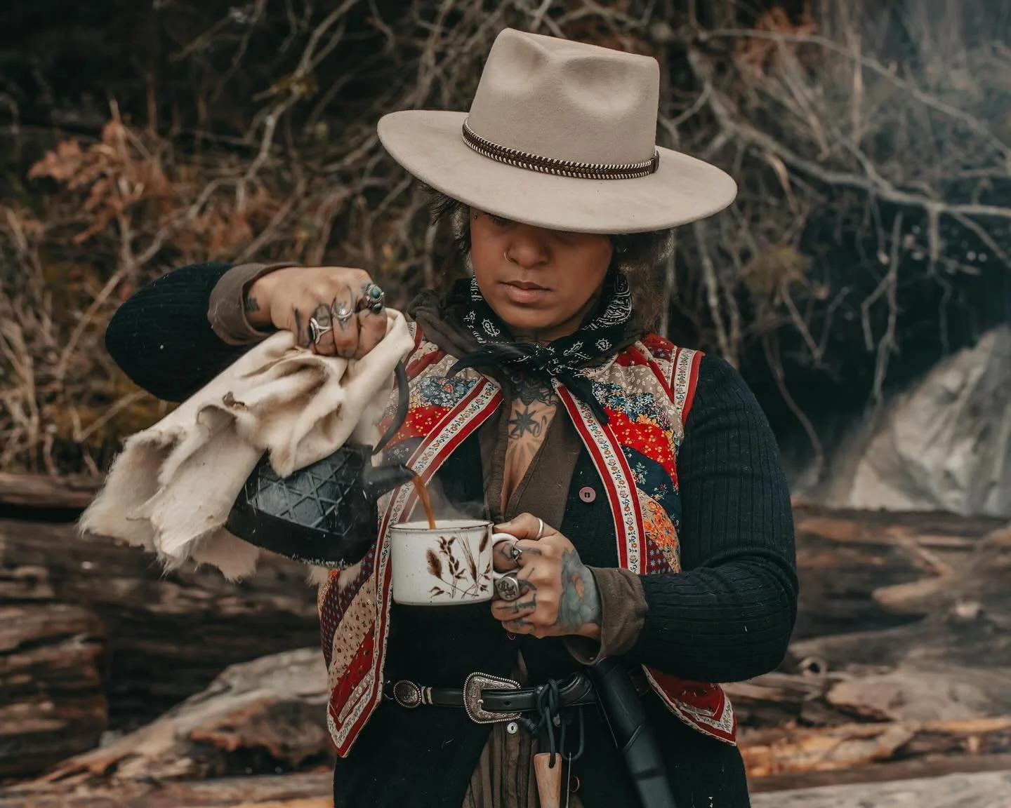 Any cowgirls or cowboys feel like dressing up for a shoot? Bonus if you&rsquo;ve got a horse to ride. Sunfest cowpokes need not apply&hellip; I grew up in Alberta with the real deal. Having a mullet and tickets to the stampede does not qualify, nor d