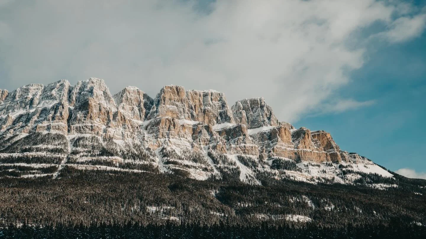 Driving through the Rockies yesterday was breathtaking. HOWEVER, it is ignorantly cold on the prairies. Feels -30 with wind chill. 🥶🥶🥶