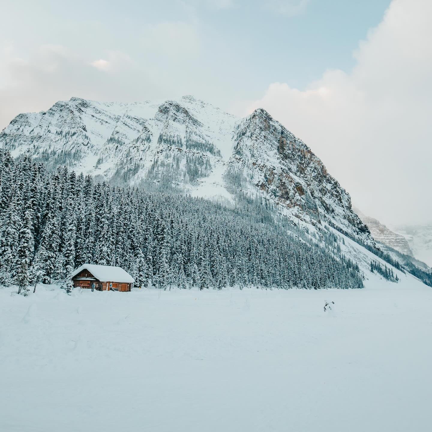 A little cabin, a mountain backdrop and an alpine lake. It&rsquo;s picture perfect. I froze my toes off waiting for the sun to rise. It didn&rsquo;t exactly do what I&rsquo;d hoped but it was a beautiful morning despite that. Oh, I almost forgot to m