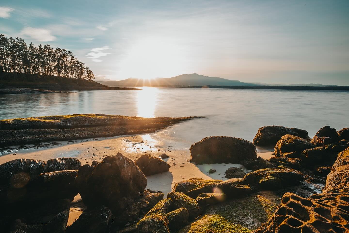 I&rsquo;ve said it before and I&rsquo;ll say it again &mdash; There is no better place to watch the sunset than Gabriola Island 👏🏻
I know it&rsquo;s only February but days like this remind me that we&rsquo;re almost through the cold, dark and rainy