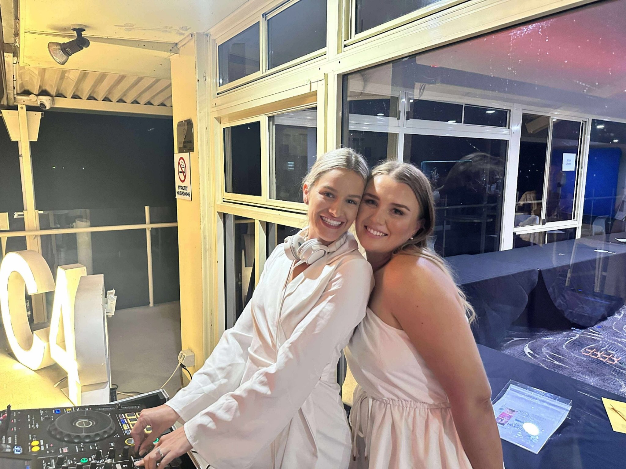 Our 2025 @_the2montys_ charity wedding bride @jaymepilati was behind the decks DJing at @champagneforbrain 🎧🥂and she crossed paths with our beautiful 2024 bride @mollymoorcroft 
For those who don’t know, Champagne for Brain was started by Mo