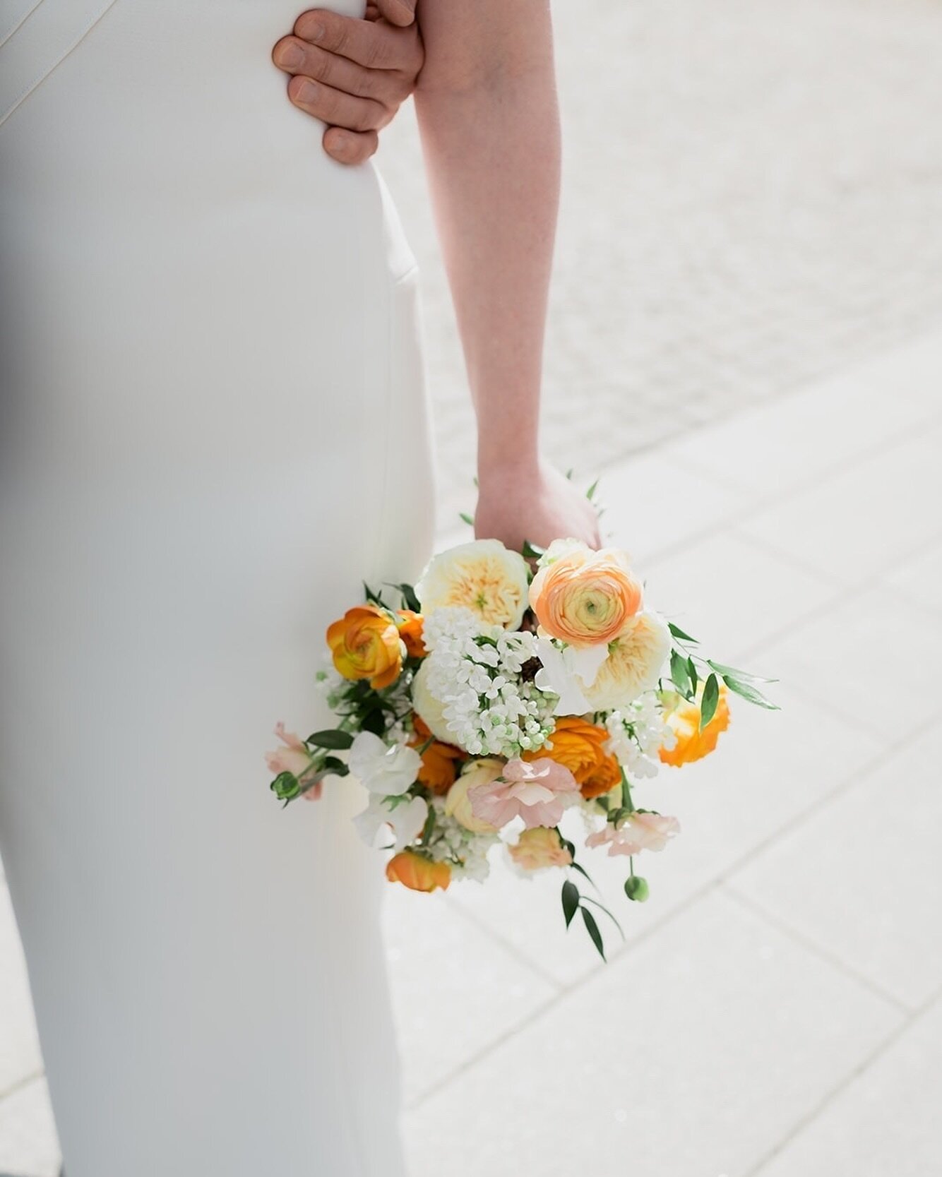 The weather here in Stockholm today reminds me of this beautiful spring wedding from a couple of years ago 🌞 the bridal bouquet was like a little bit of sunshine 🫶🏼 with garden roses, ranunculus, lilacs and more.

Photo @karinlundinstudio