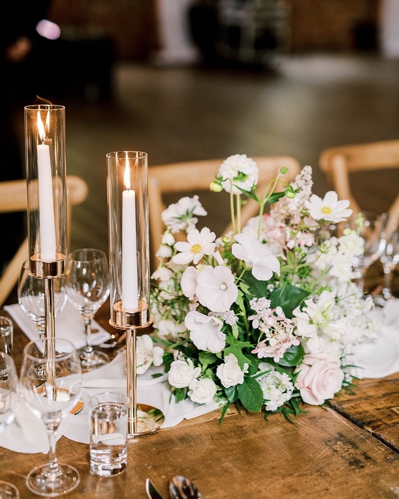 Table decorations and flowers are the. best. way. to enhance a table design! Candles and things definitely add to it, but the flowers create the mood and decide what feelings are conveyed!
So think about it, what do you want the design of your weddin