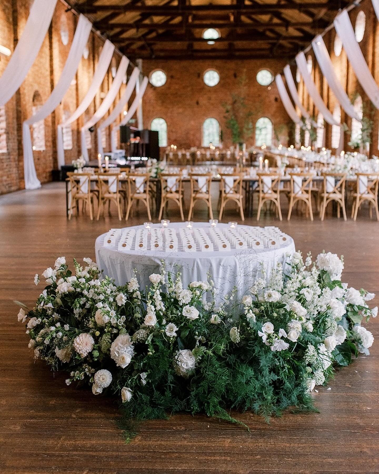 A wow welcome to find your seat
⠀⠀⠀⠀⠀⠀⠀⠀⠀
Photos @weddingsbylina
Planning, design &amp; stationery @isabellasevent
Venue @winterviken
Florals @bloomspourmoi