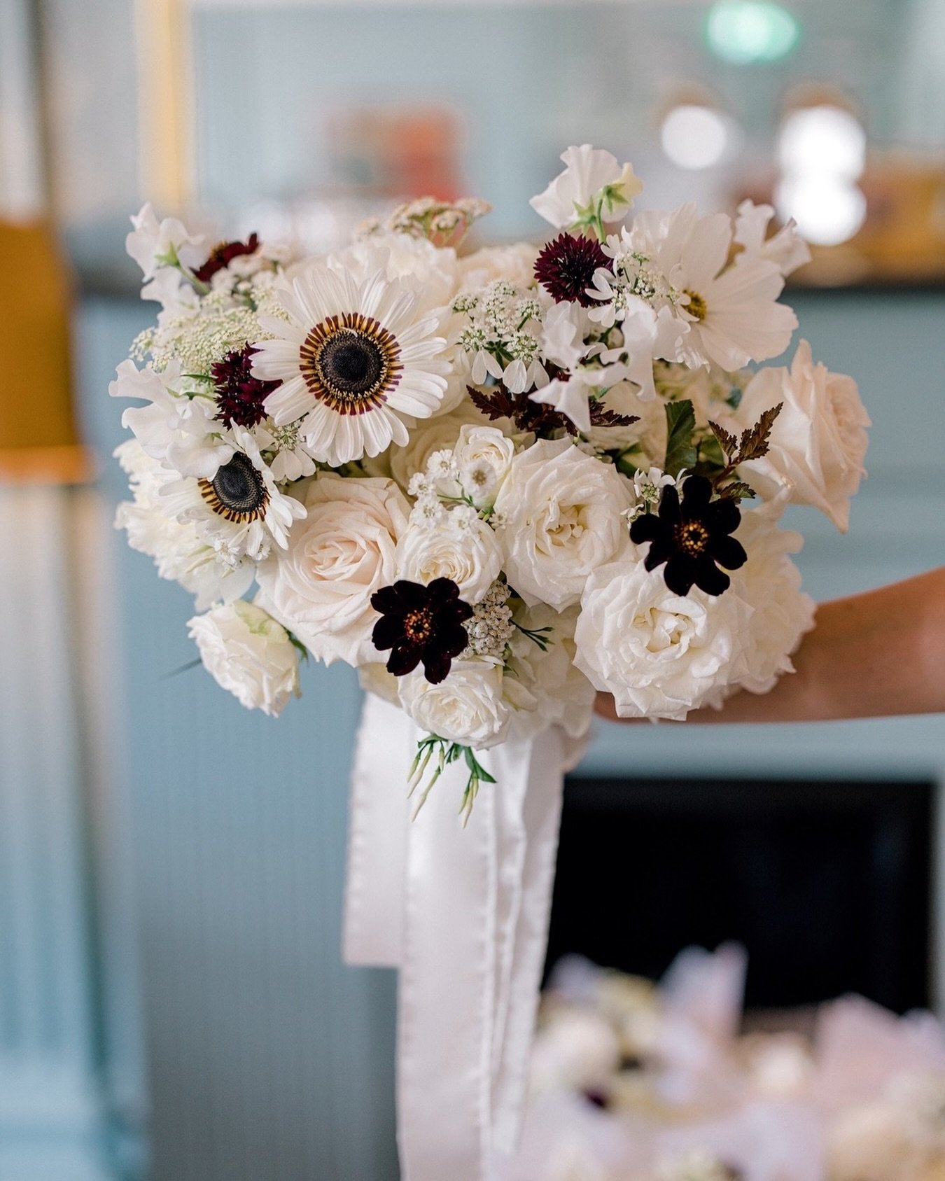 The fluffiest bridal! African daisy &rdquo;Antilop&ouml;ga&rdquo; Zulu Prince, a flower to remember from a beautiful wedding a few years ago 🫶🏼 thank you @alvaherdevall for some gorgeous locally grown blooms.
This photo also gives a little sneak of