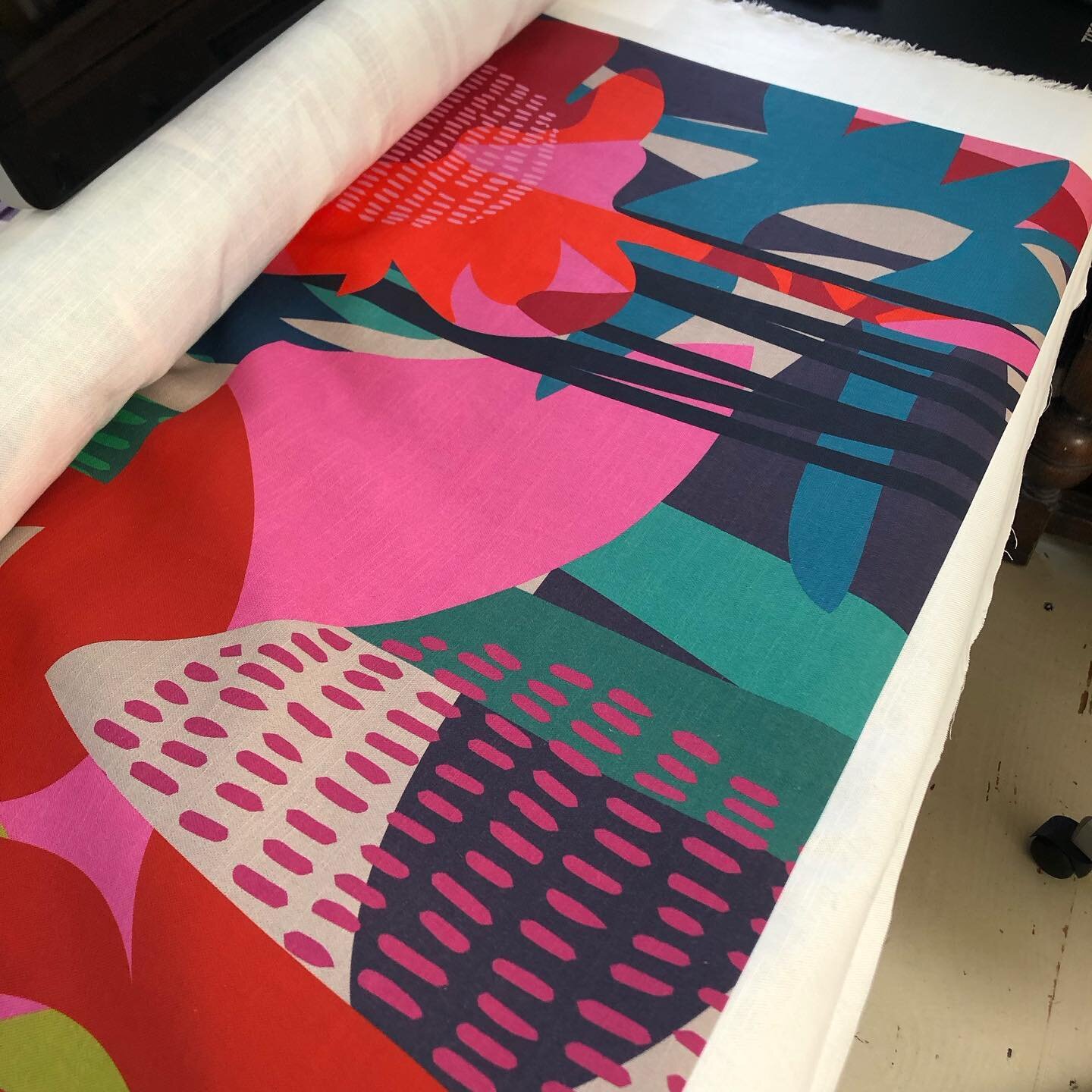 Some printed linen in studio today. #shirleycopperwhitedesigns #print #pattern #colour #linen #fabrics #bold #irishartist #irishart