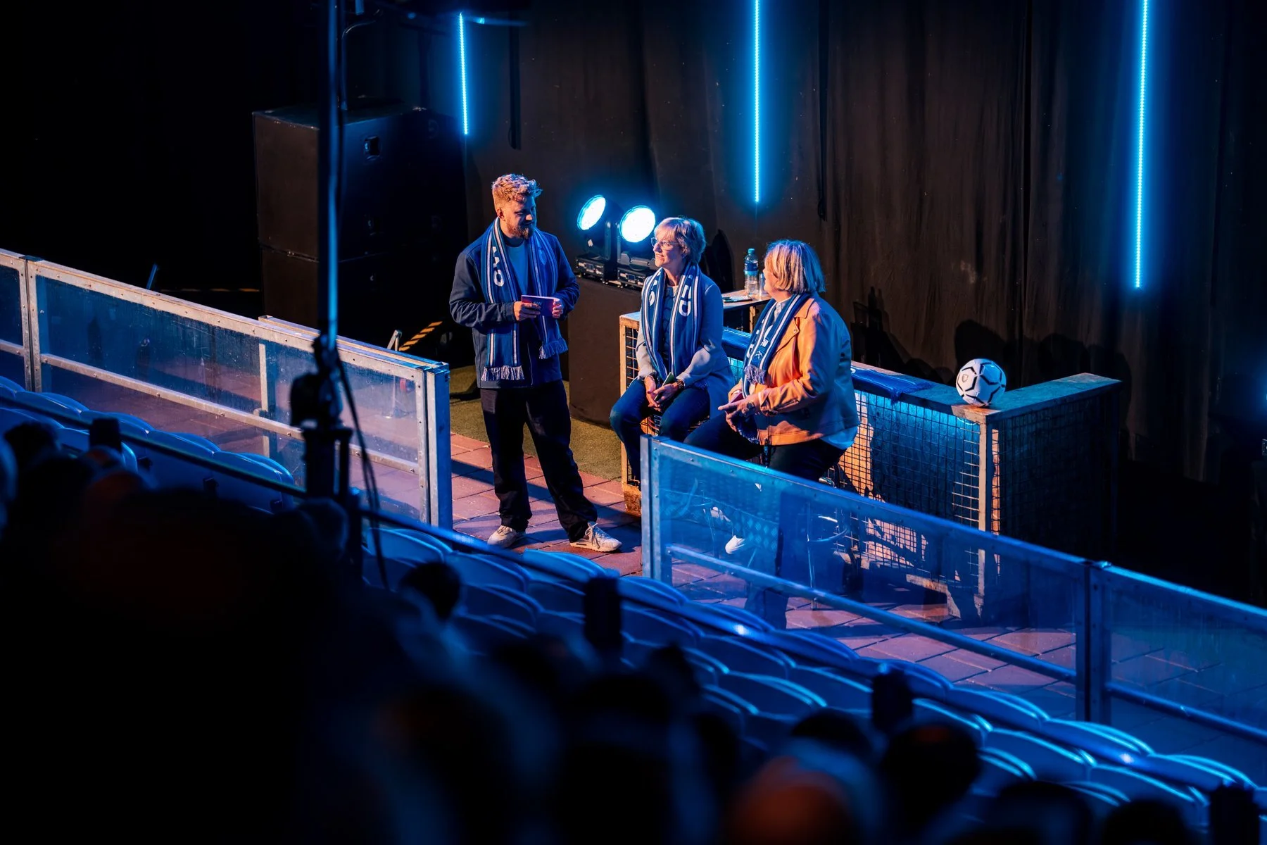Mattijs presenteert een werknemersbijeenkomst van Liander in het Gelredome