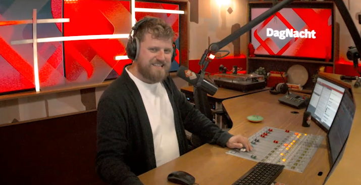Mattijs Franken presenteert DagNacht in de studio van NPO Radio 2