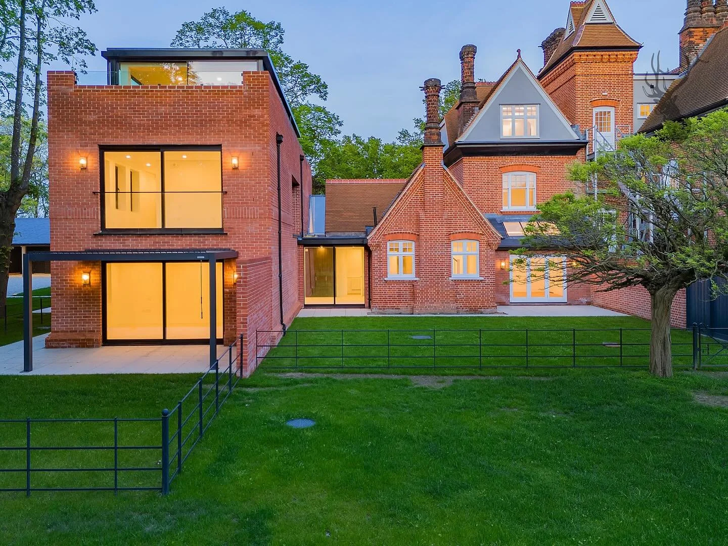 Woodredon House: A seamless blend of heritage and modern living.

Discover the charm at www.woodredonhouse.co.uk

#dreamhouse #dailymodernhouse #propertydevelopment #architecturelover #designinspo #luxuryliving #ukproperty #modernheritage