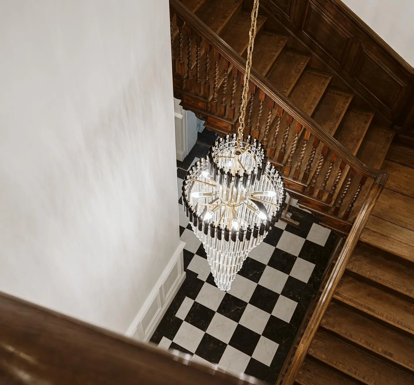 One of our favourite features at Woodredon House: the original staircase.

A stunning first impression that welcomes you home with elegance. This hallmark of character enriches every return, making the entrance a point of pride.

#historichomes #stai