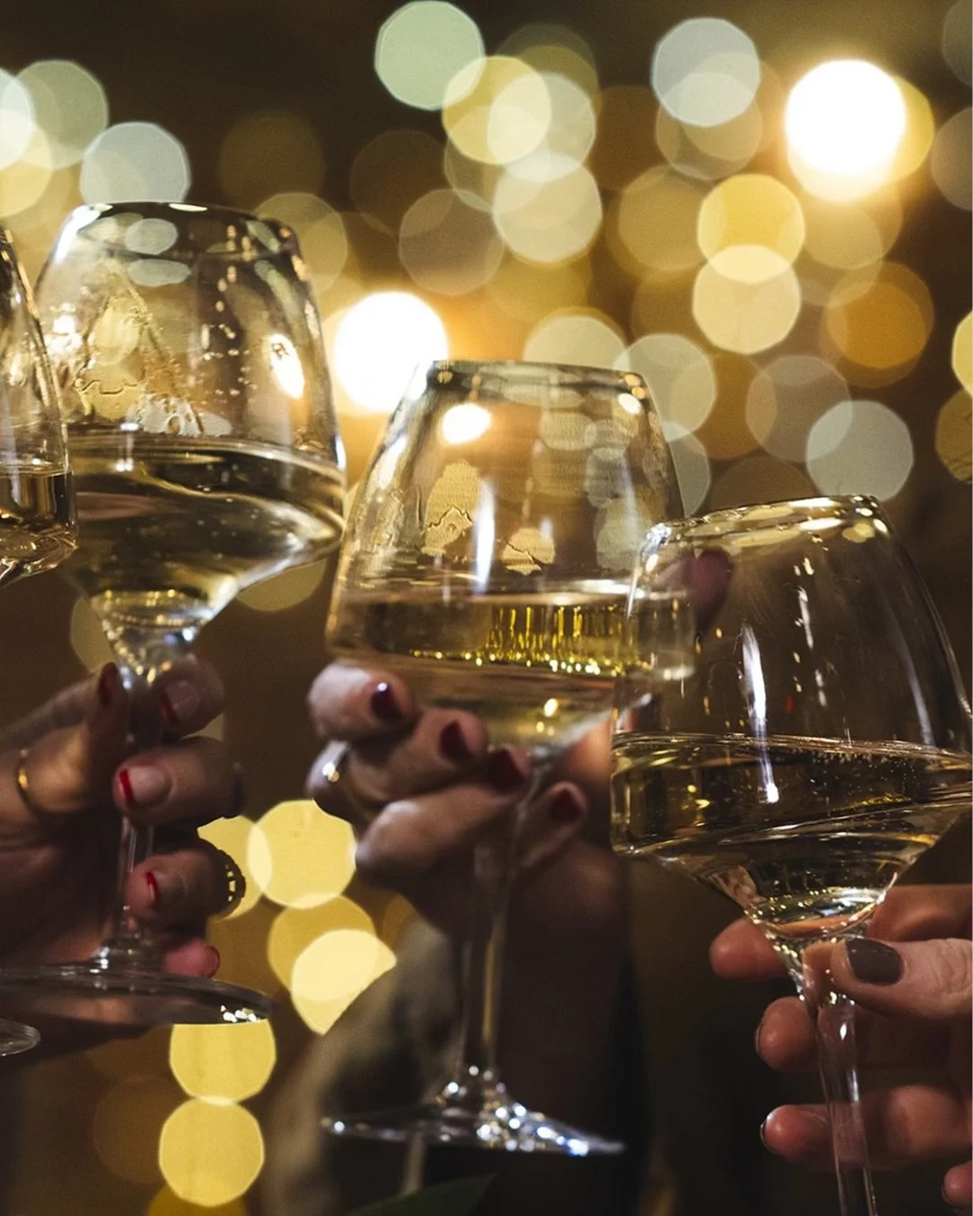 &ldquo;Sparkling wine, but not as you know it. Forget the fancy stuff - this is fresh, fruit-forward fizz made for pure, uncomplicated enjoyment.&rdquo; That&rsquo;s how our friends at @flintvineyard sum up their White Charmat 😁🥂.

A blend of Sauvi