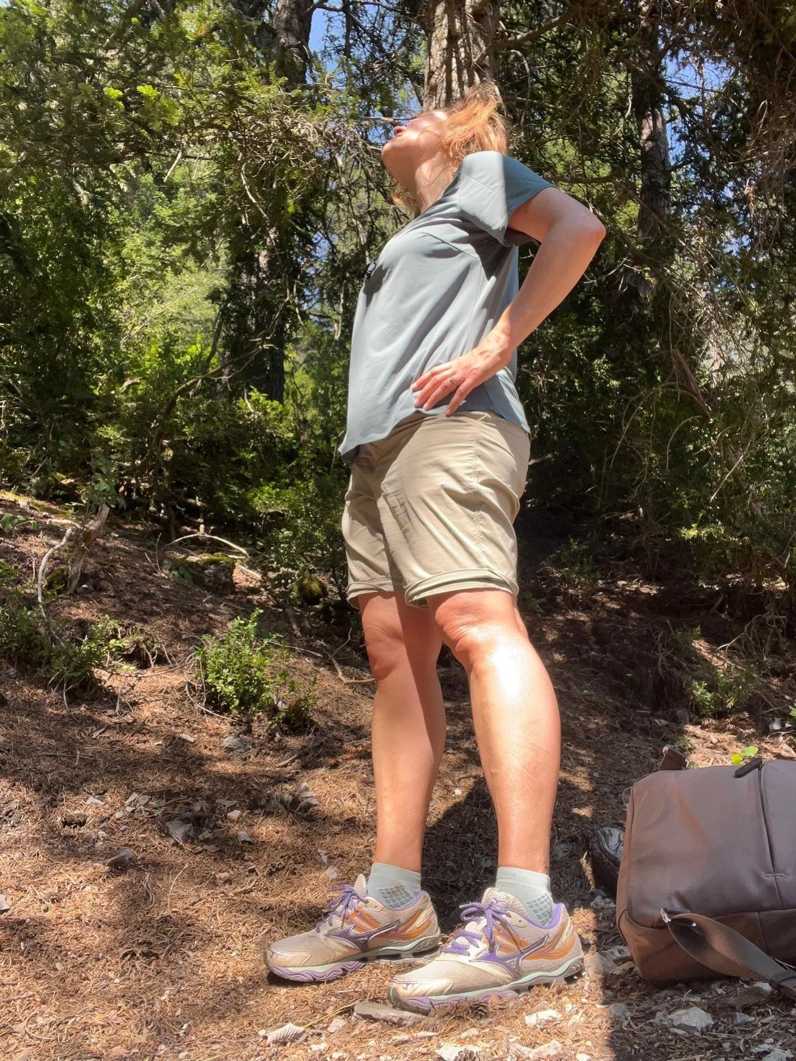 Feeling swirly today? Ground yourself against a tree, a wall, the back of your favorite person. 
.
.
.
Embodiment series 
#embodiment #drannelaure