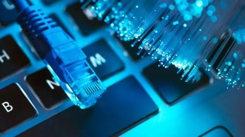 Image of a fiber optic cable and keyboard, emphasizing the technological infrastructure behind fast-loading websites and SEO performance.