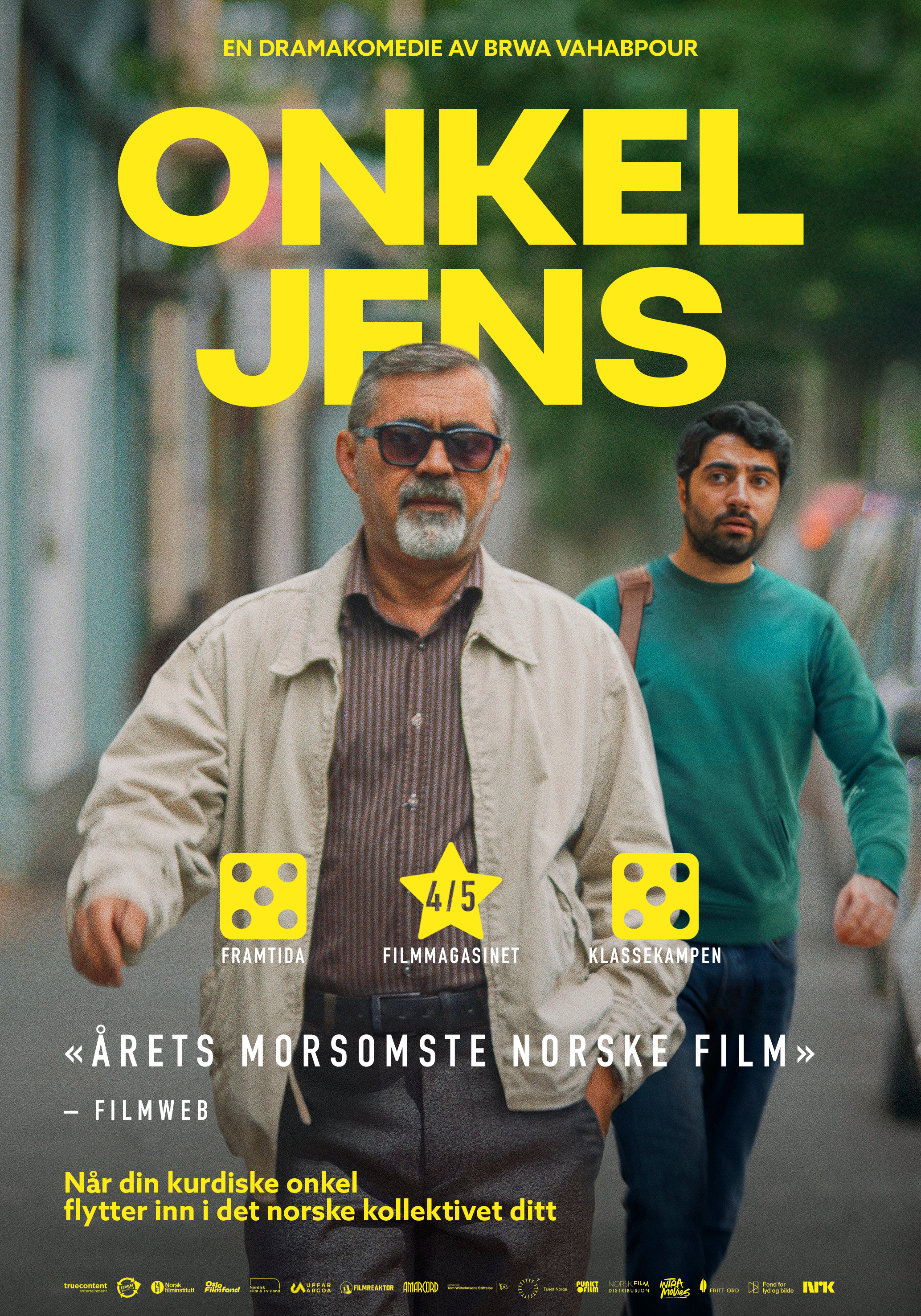 Forside av en filmplakat for filmen "Onkel Jens". Et bilde av to menn, en eldre med solbriller og en yngre, går langs en gate. Titelen er i store gule bokstaver øverst, og det er ulike anmeldelser og stjernemerkinger.