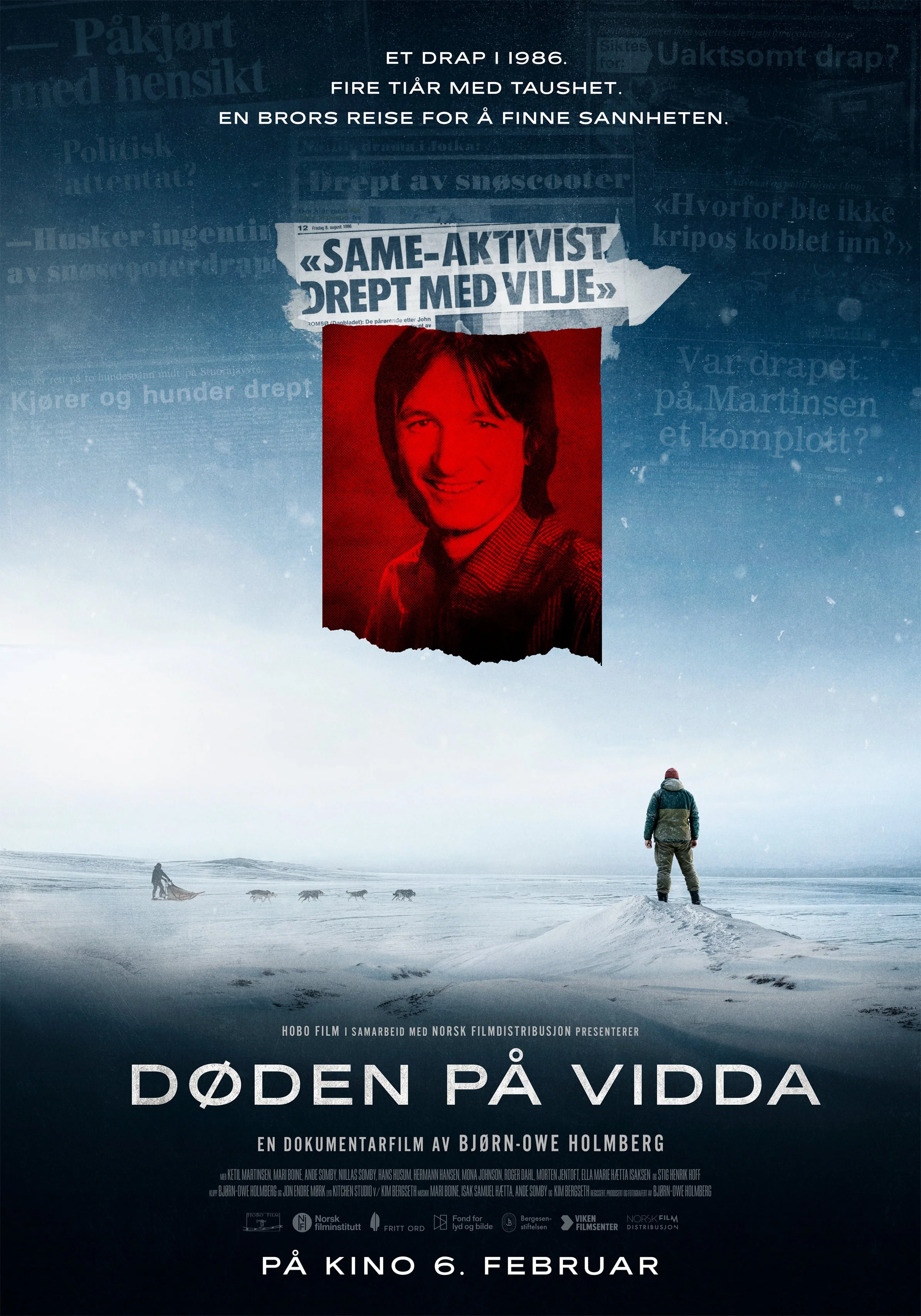 Filmplakat av en mann ute på finnmarksvidda. Han ser på noen kjøre forbi med hundespann i distansen. Rødt bilde av John Reier i midten av plakaten.
