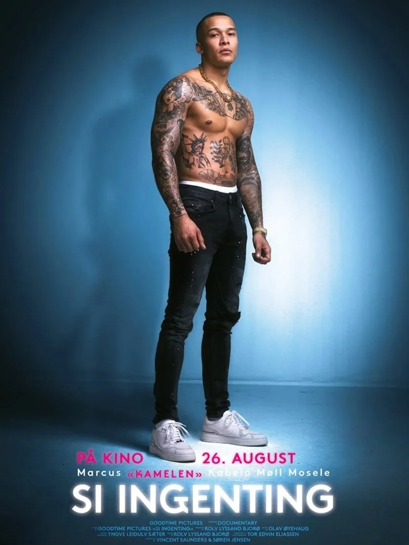 Filmplakat for "Si ingenting". Bildet har stemningsfult lys med blå bakgrunn. Det er lyskaster på den norske rapperen "Kamelen" som står midt på bildet. Kan er toppløs og har mange tatoveringer på overkroppen. Tittelen står nederst i hvit skrift