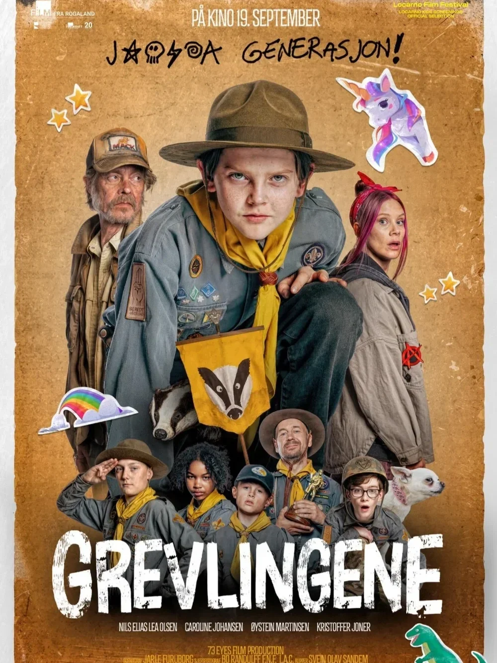 Plakat for filmen 'Grevlingene' med to voksne og flere barn i scoutuniformer, noen med speidermerker og tilbehør, på en brun bakgrunn med tegneserieillustrasjoner av regnbuer, enhjørning, skogsdyr og stjerner.