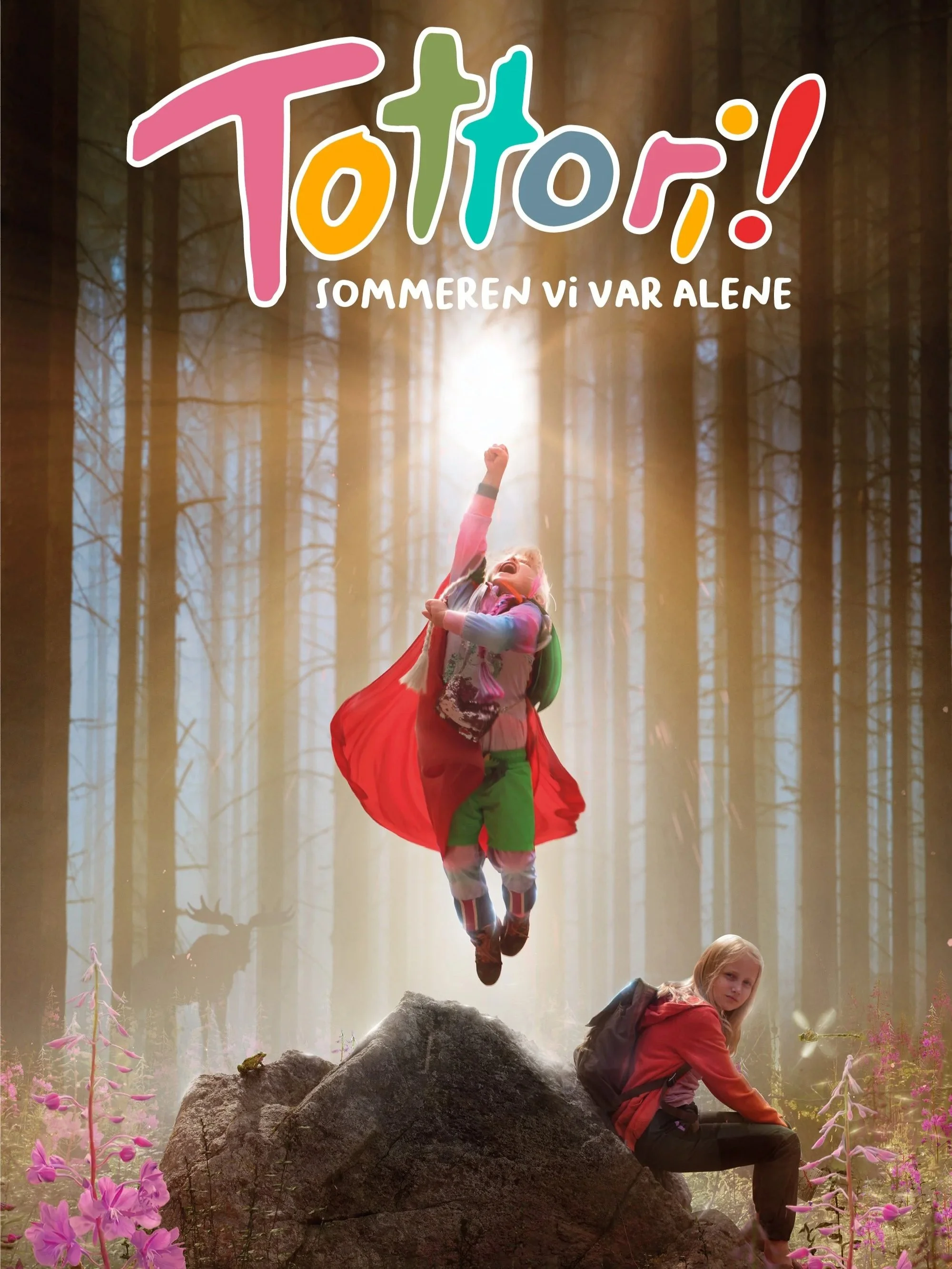 Filmplakat for "Tottori". Plakaten viser to søstre i en skog. I midten av bildet er det en stor stein. Den ene jenta har på ryggsekk og sitter på steinen. Den andre jenta hopper på steinen iført superheltkappe. Det kommer lys mellom trærne i skogen s