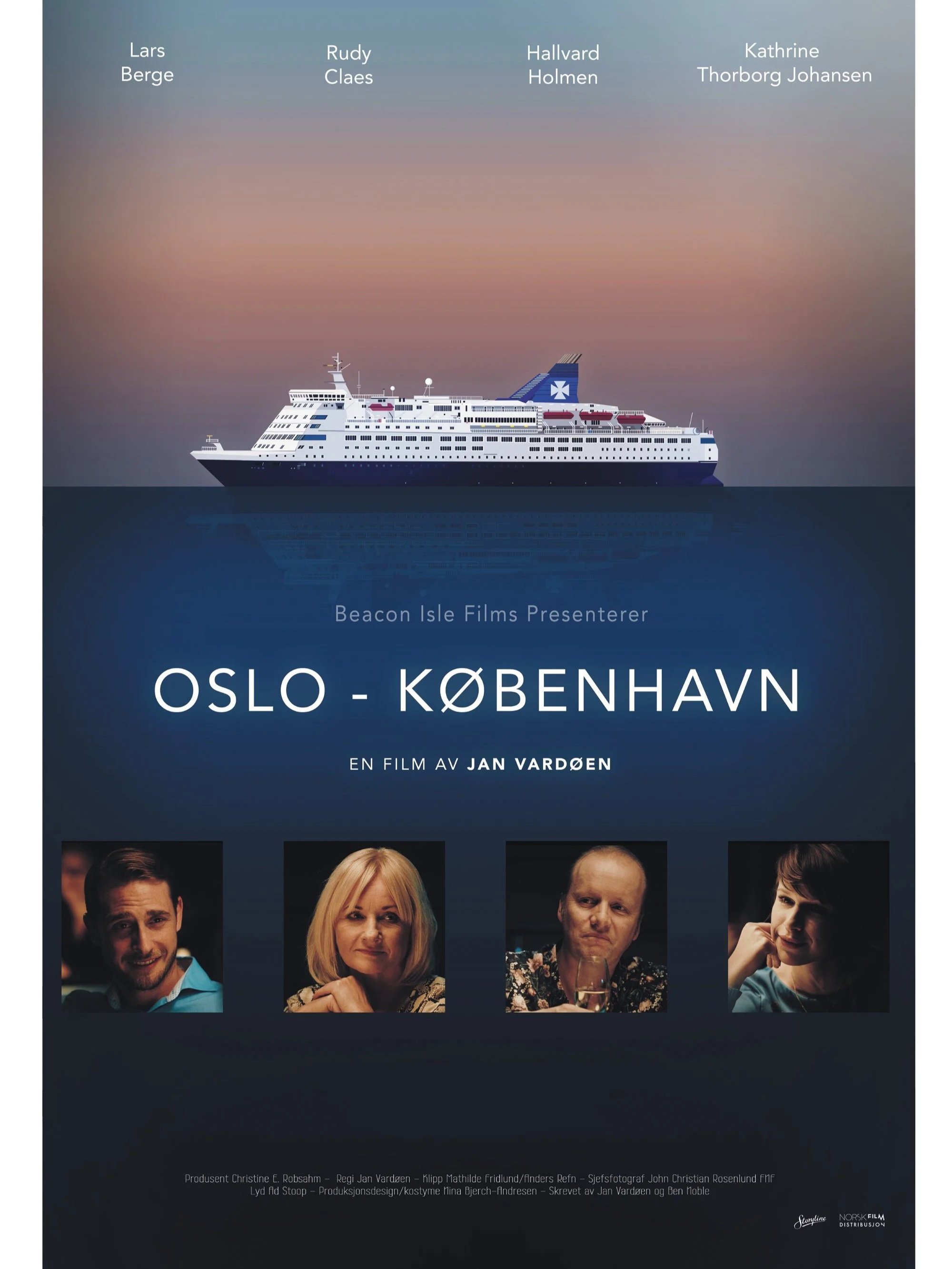 Filmplakat for "Oslo-København" På plakaten ser man Danskebåten i distansen under solnedgang. Bilde er mørkt og båten er i fokus. Under båten er det fire bilder, en kvinne og tre menn. 