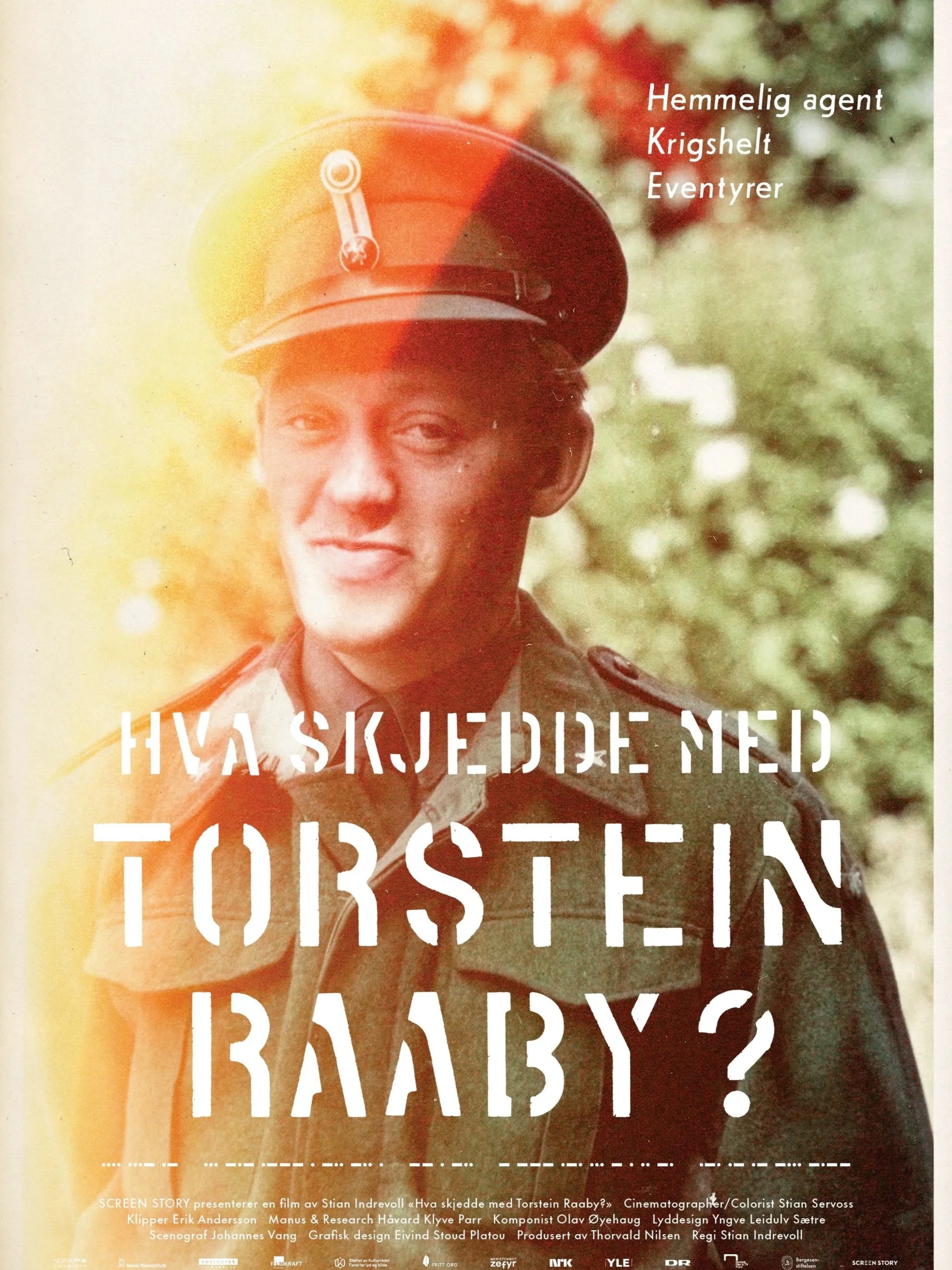 Filmplakat til "Hva skjedde med Torstein Raaby?"  På plakaten kan man se Torstein med militæruniform. Det er en linseglør på siden av plakaten. Bildet ser gammelt ut. og har neddempede farger. Tittelen er på nederste halvdel av plakaten i hvit.