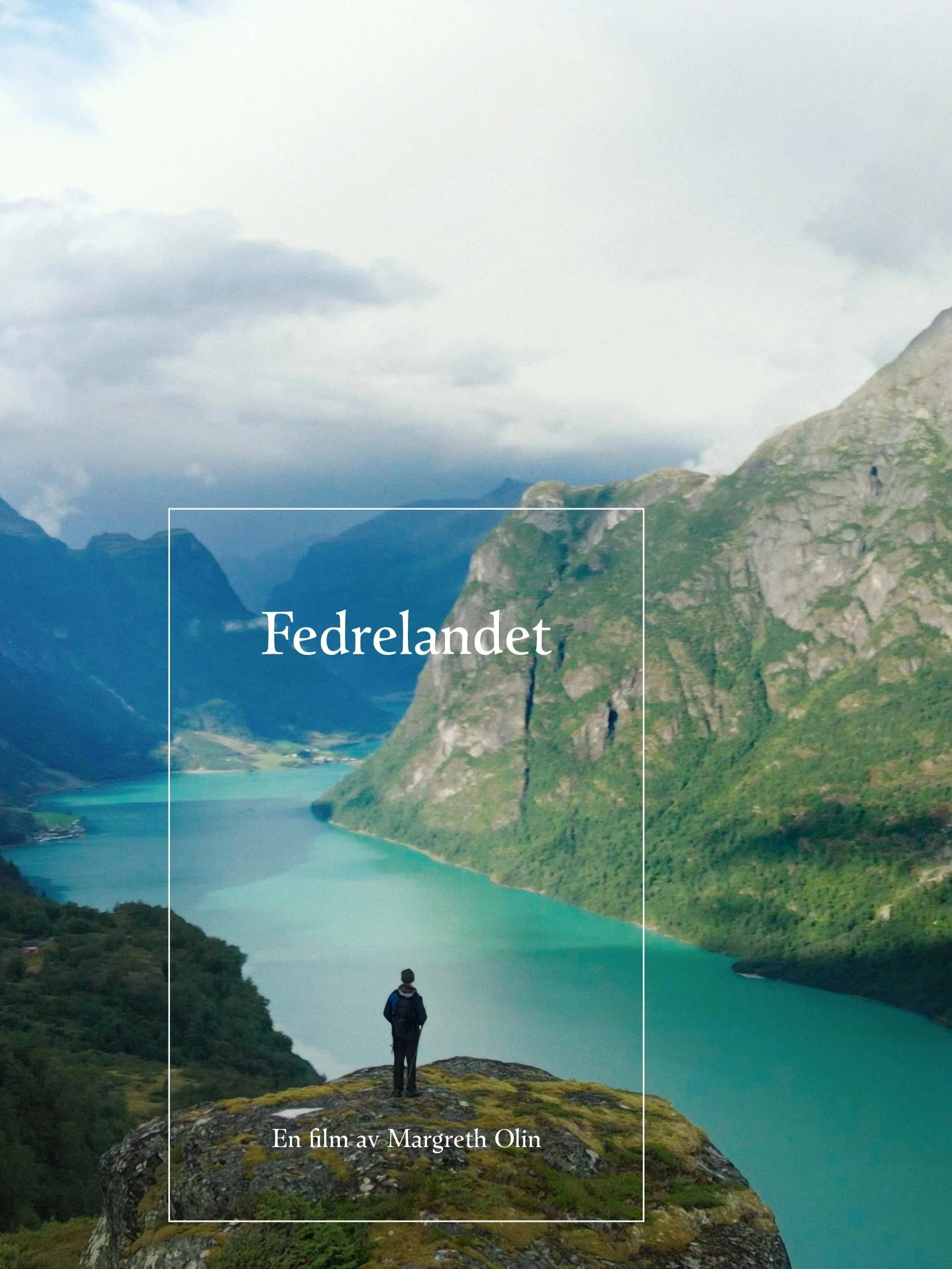 Filmplakat for "fedrelandet". På plakaten ser man en mann som står på en fjellknaus og ser ut over vakker norsk natur. Du ser en fjord og fjell som omringer denne. Det er fin vær. På bildet står tittelen midt på i hvit skrift.