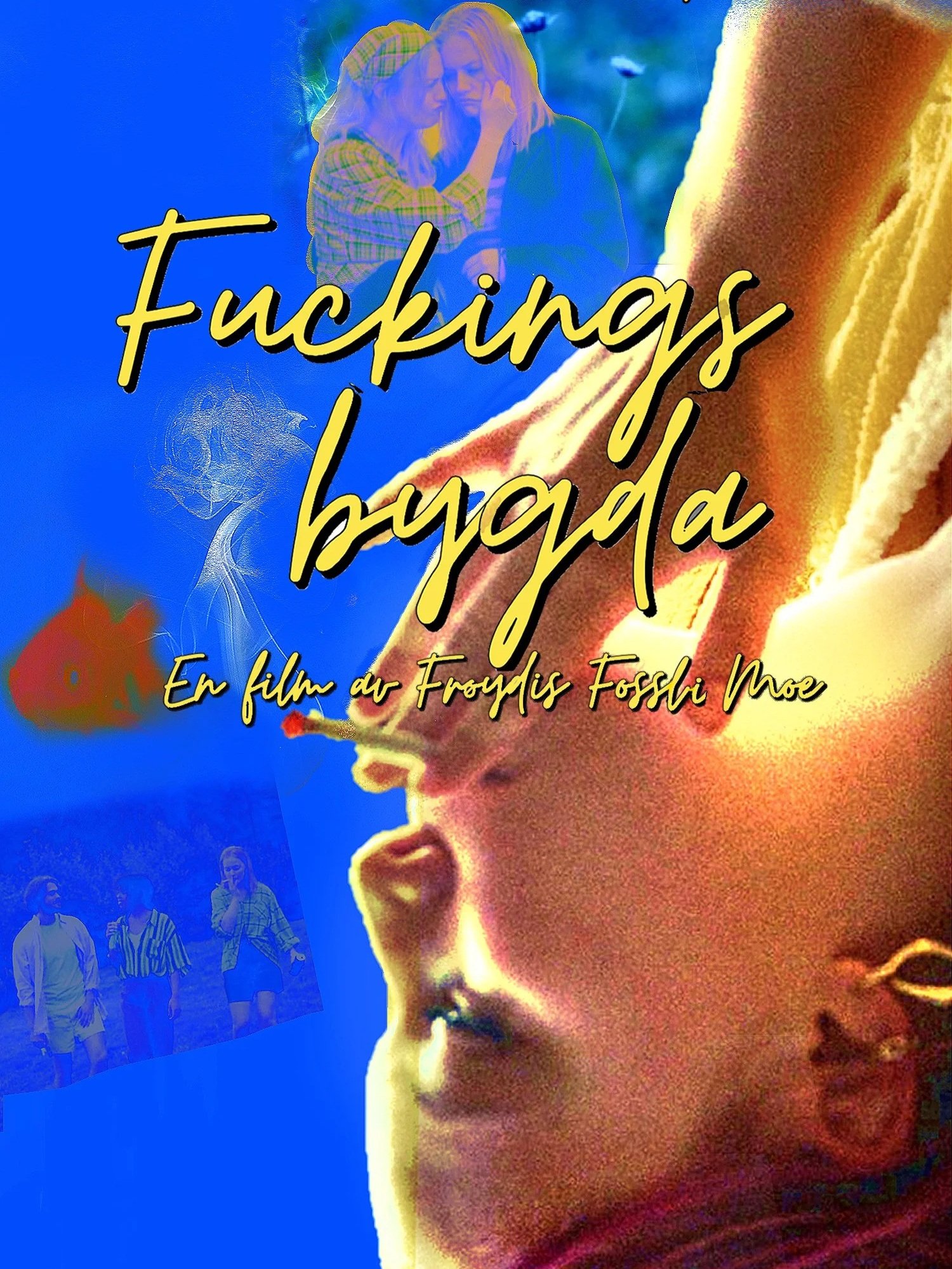 Filmplakat for "fuckings bygda" På bildet ser man sideprofilen til en kvinne som røyker. Bildet er rotert slik at hun er opp ned. Bildet er høyt saturert. I bakgrunnen er det er knæsj blåfarge med små bilder . Blåtonene i bildet matcher bakgrunnen. T