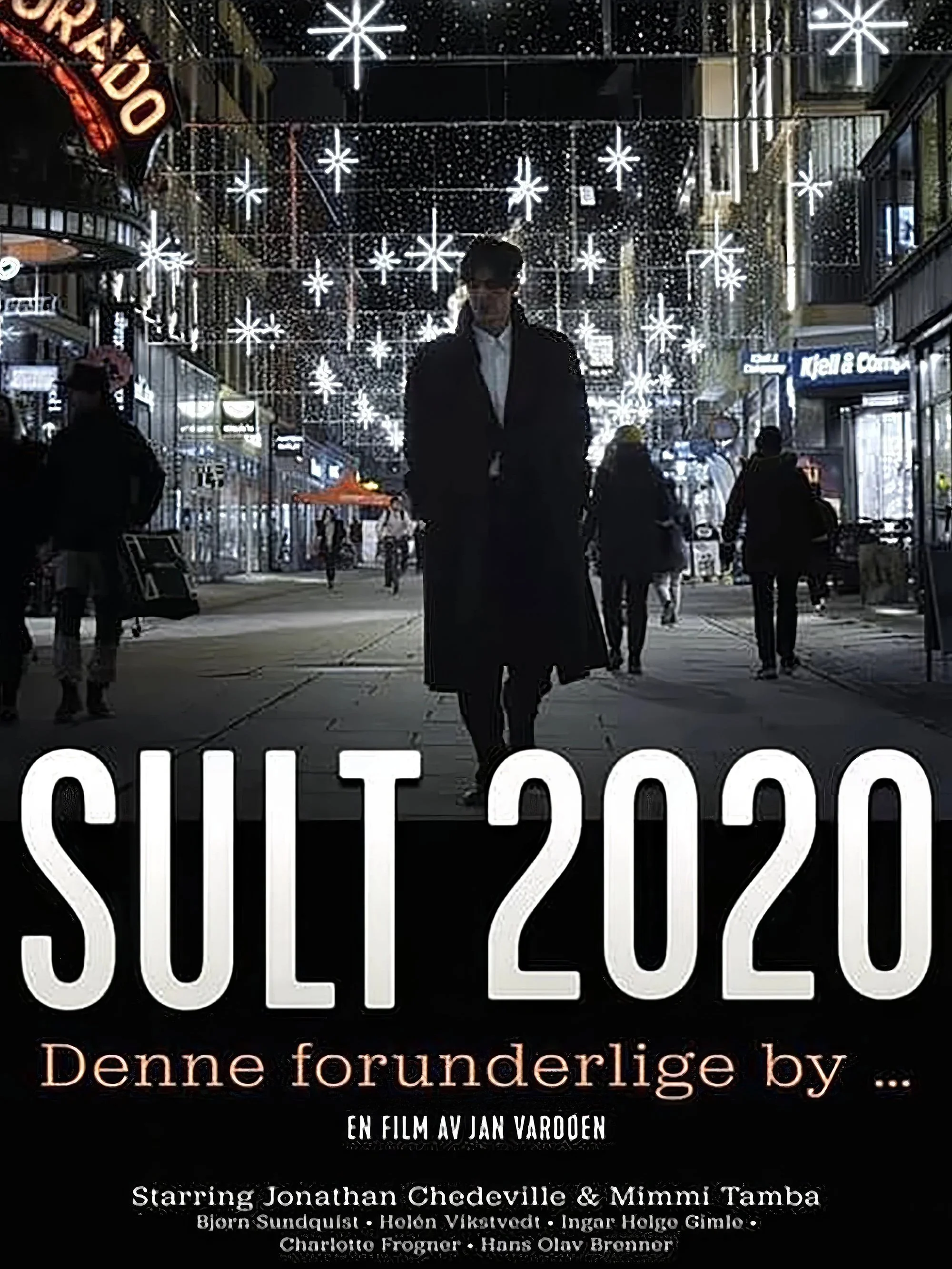 Filmplakat til "Sult 2020". Filmen viser en mann iført fine klær og en frakk som går nedover en gate. Det er 4 andre som går i bakgrunnen motsatt vei og gaten er belyst med julelys . Midt på bildet står tittelen i hvit samt "denne forunderlige by.."