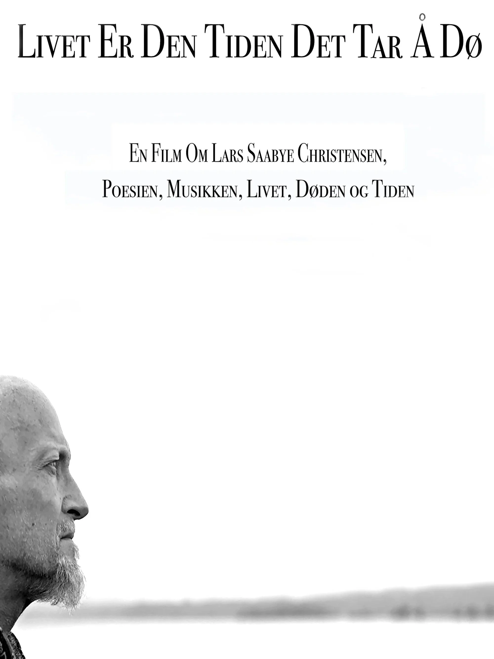 Filmplakat til "livet er den tiden det tar å dø". Plakaten er i svart hvit. På venstre side av plakaten kan man se sideprofilen til en mann som ser ut i distansen. Mannnen har geiteskjegg og halve hodet hans er klippet ut av plakaten. I bakgrunnen er