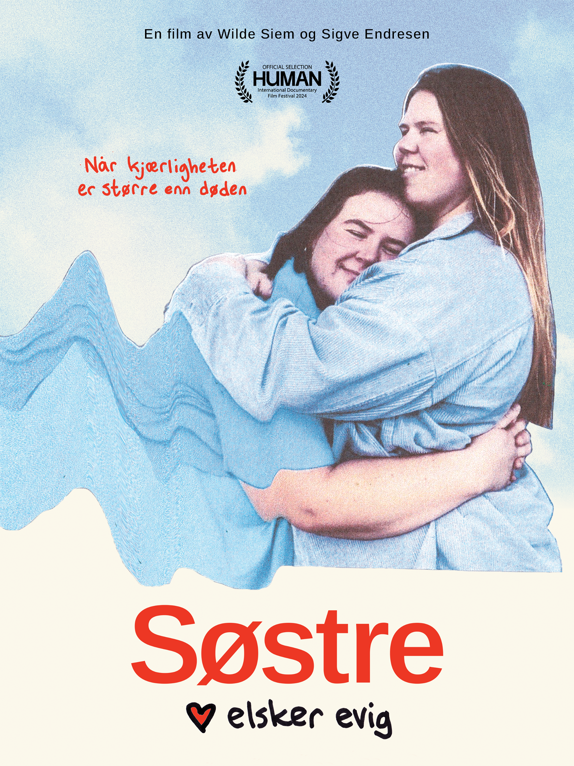 En filmplakat for "søstre elsker evig". På bildet ser man to søstre som klemmer hvarandre. Begge er iført blå klær som matcher. Søstrene står på høyre side av plakaten. Klærne til den ene søsteren blir "dratt ut" slik at det ser ut som fjell bak henn