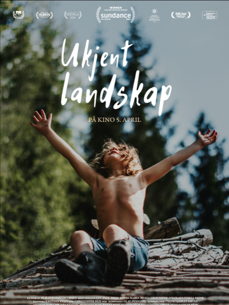 Filmplakat for filmen "ukjent landskap". På plakaten sitter en ung gutt på tømmer. Han vifter henda i luften. Bildet har en "fri" følelse. Det er trær og natur i bakgrunn. På toppen av bildet står tittelen i hvit skrift