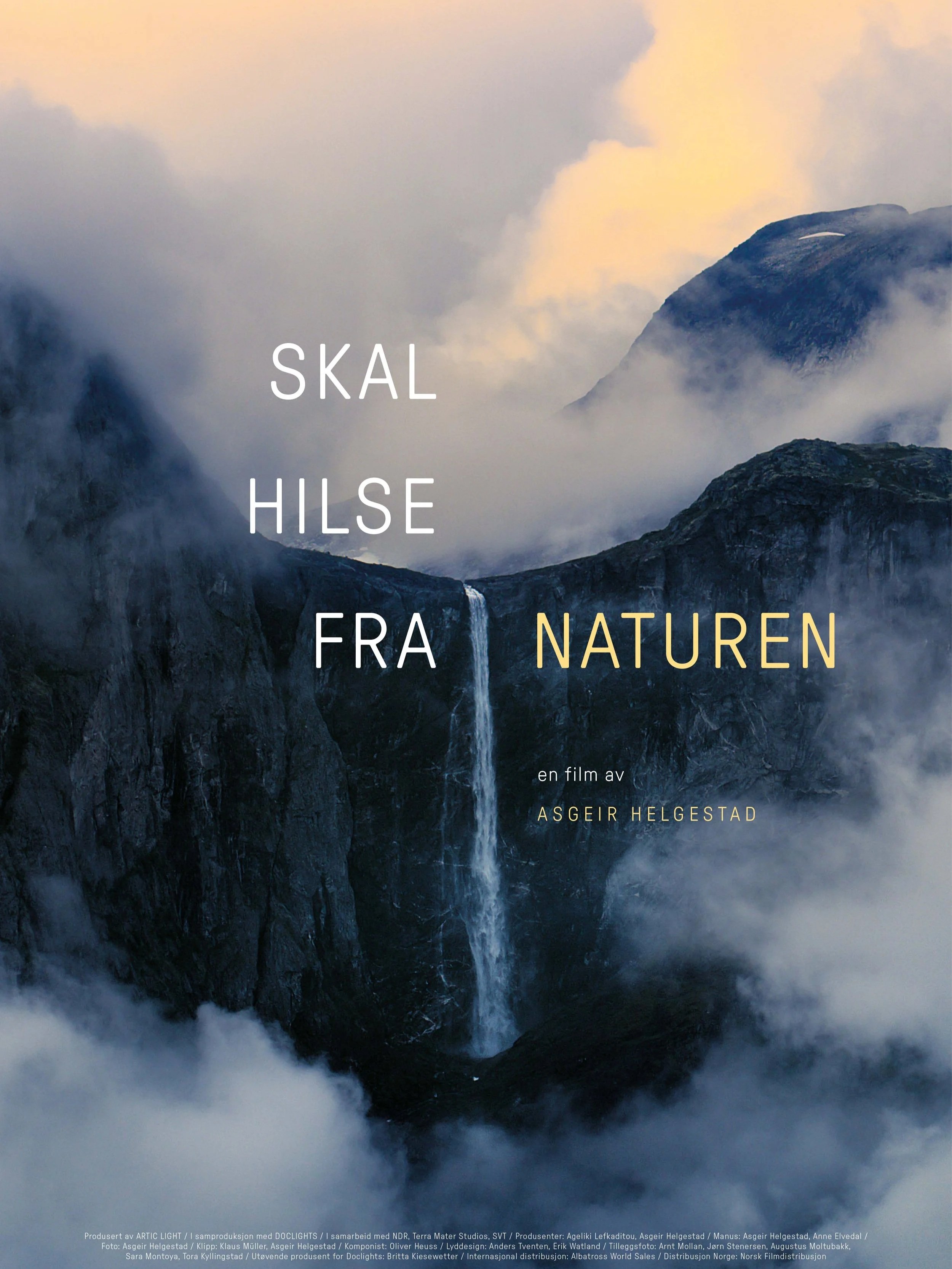 Plakat for en film med fjell, tåke og fosser, med tittelen "Skal Hilse Fra Naturen" og teksten "en film av Asgeir Helgestad". Filmplakaten har et mystisk og dramatisk preg.