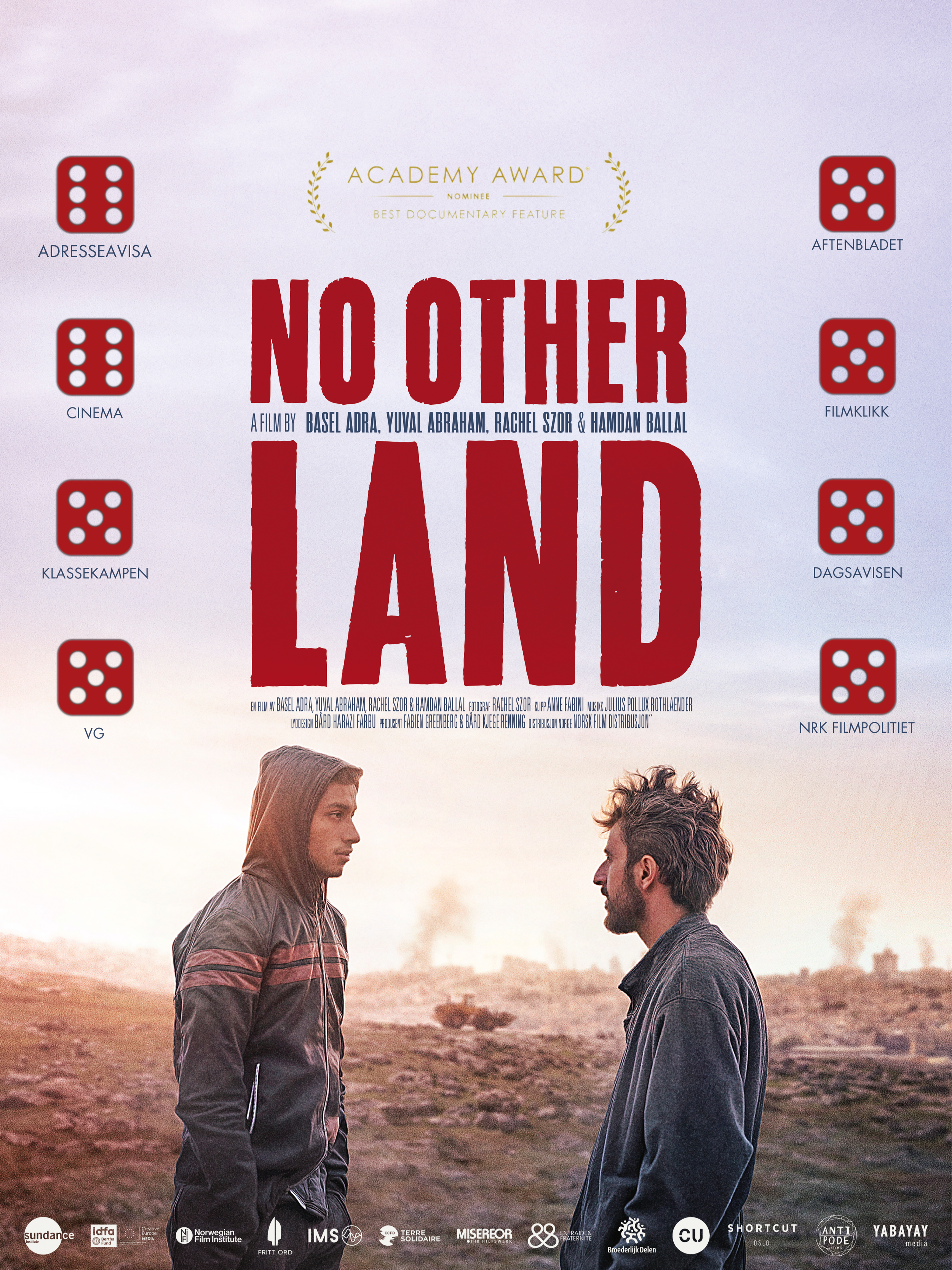 En filmplakat for "No other land". På plakaten ser man to unge menn som står og ser på hverandre, de er ute så et krigsområde, man kan se røyk i bakgrunnen fra bomber. 