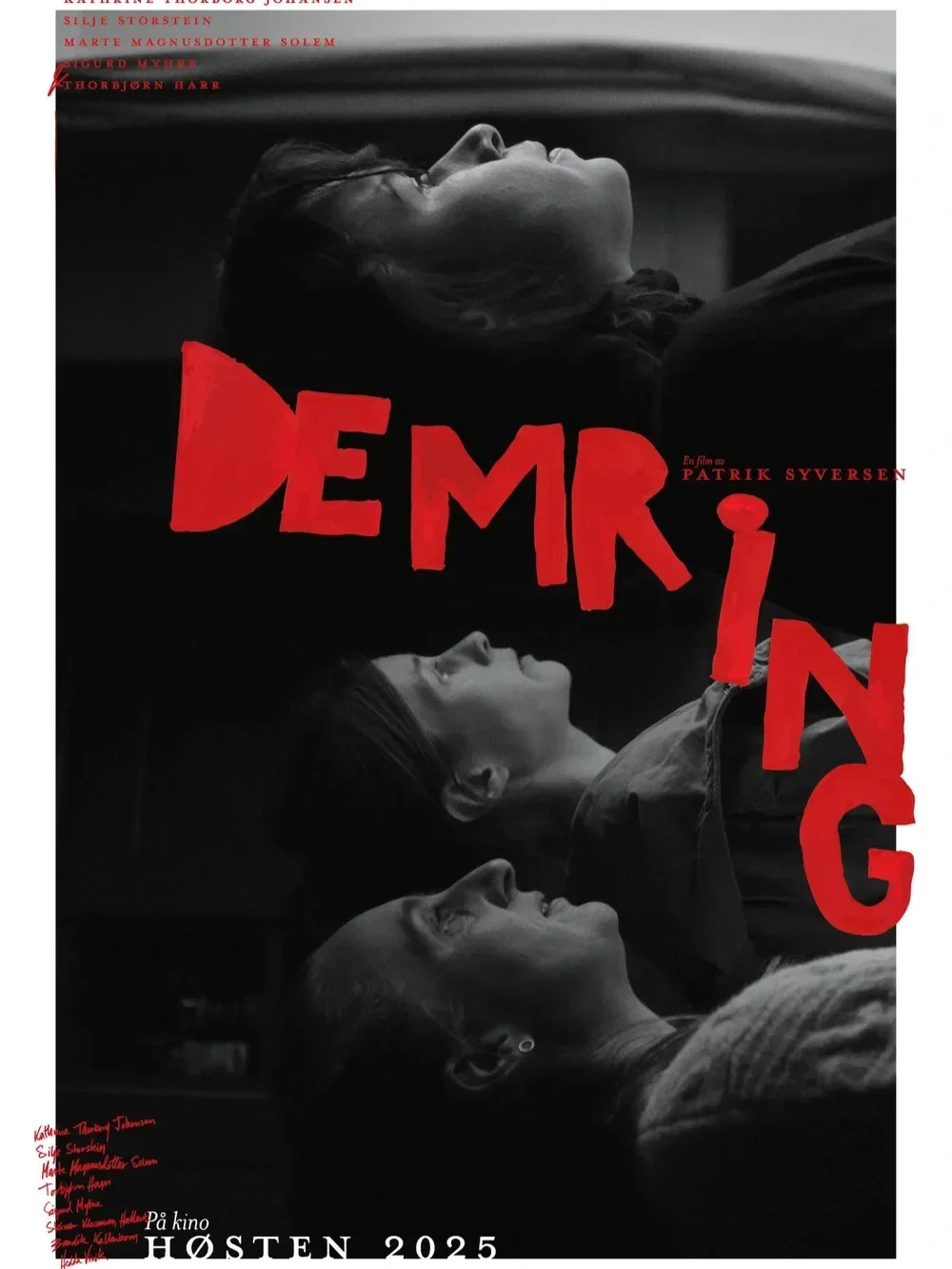 Filmposter for 'Demring' med svart-hvitt bilde av tre personer ser ut et vindu. Bildet er rotert slik at det ser ut som at de ligger og ser opp. Tittelen er i rødt, håndskrevet stil.
