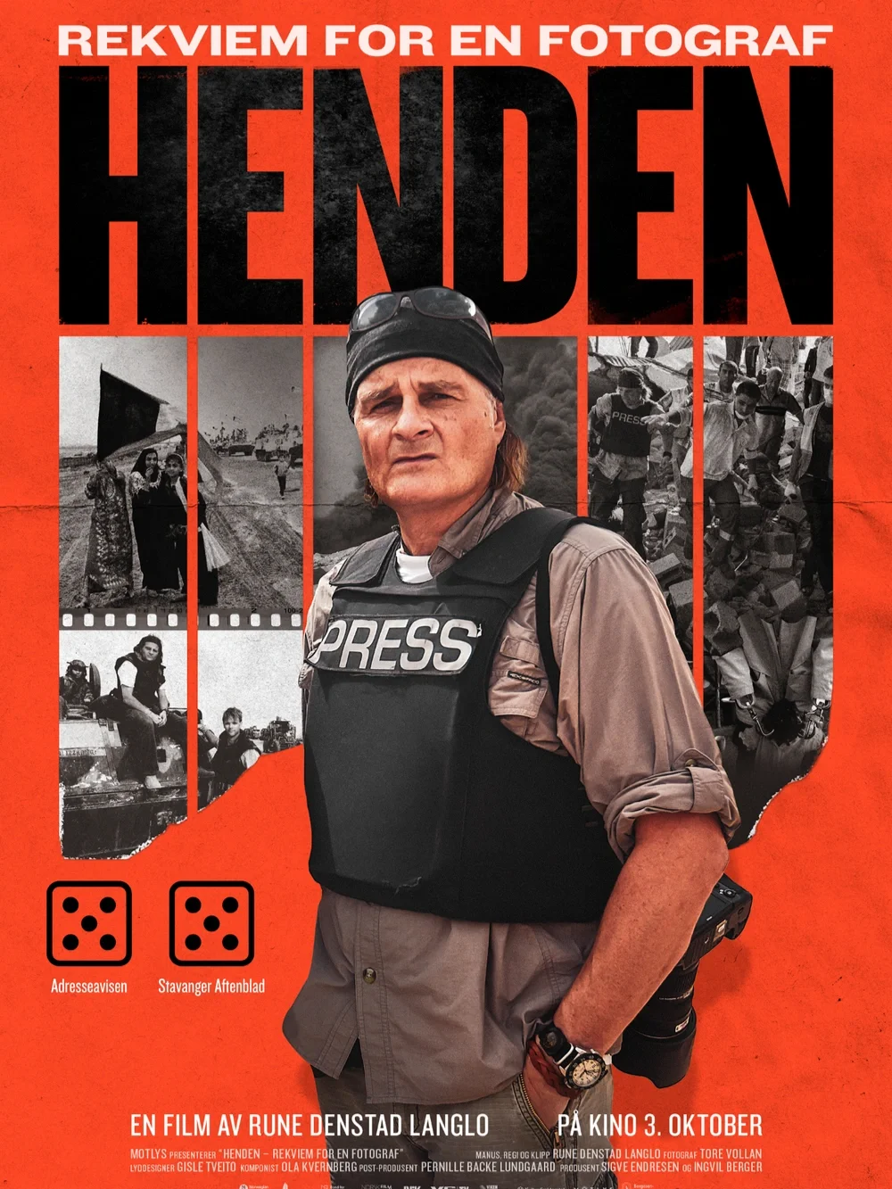 Filmplakat for 'HENDEN- rekviem for en fotograf' med en mannlig fotograf-journalist, Mannen har på skuddsikker vest. Det er flere bilder av protester og protestdeltakere i svart-hvitt i bakgrunnen, på en rød bakgrunn.