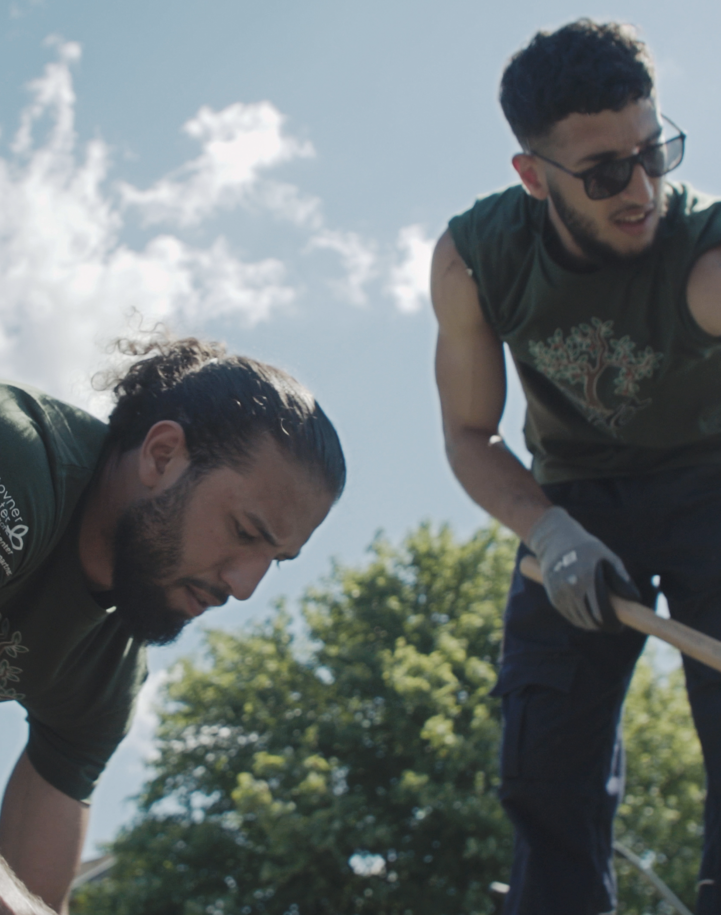 Filmplakat for dokumentarfilmen "Dette er ikke et eple". Det er bilde av to brødre som har på Lif Laga t-skjorter. Mannen til høyre har mørkt krøllete hår, han har på solbriller. Mannen til venstre har håret i en "man bun".