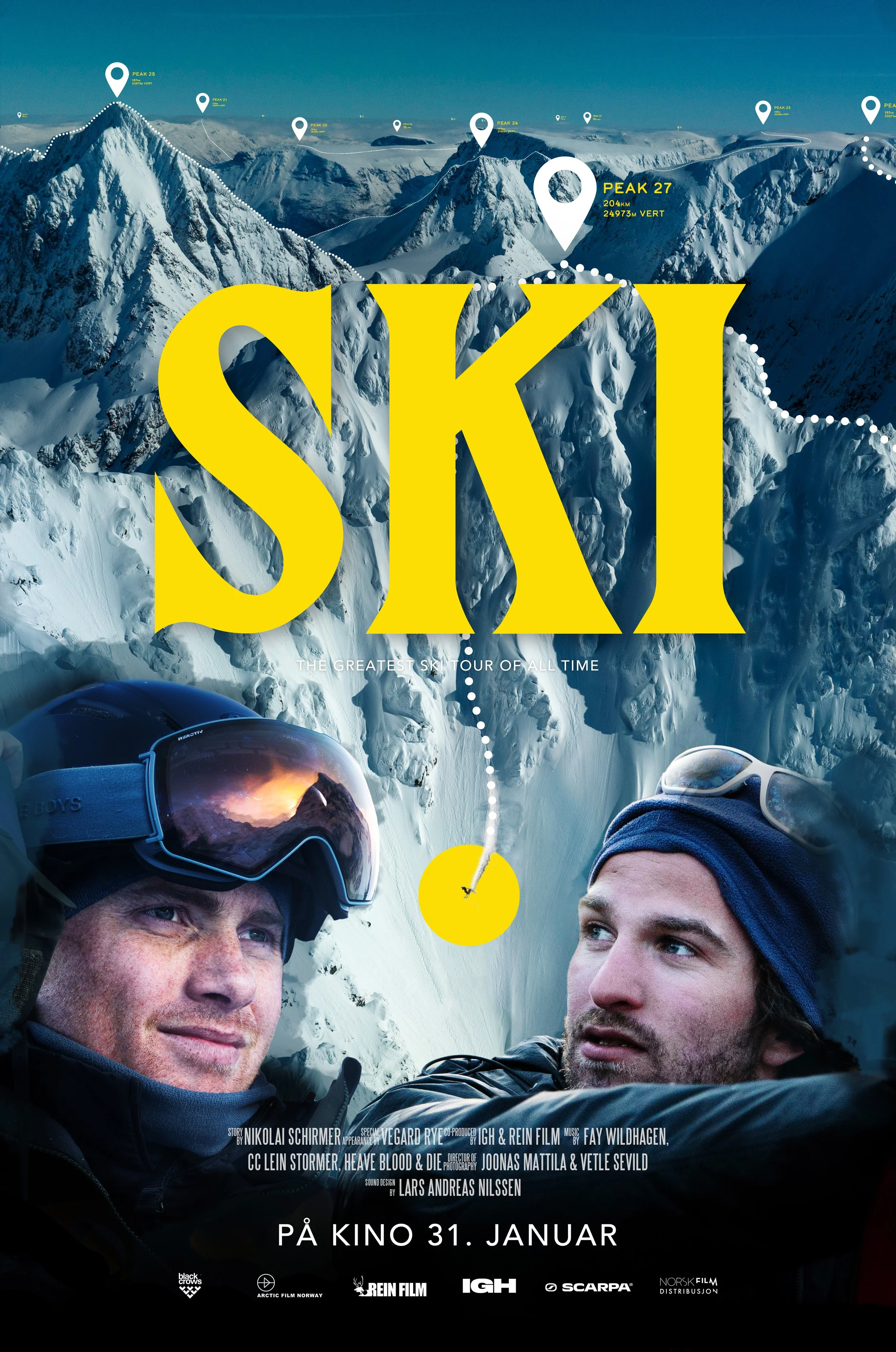 Ski-aktivitet i fjell med to skiførere i forgrunn, snødekte fjelltopper i bakgrunnen, store gul bokstavtekst 'SKI' foran, og små merkinger for fjelltopper og høydeinneholder, i tillegg til tekst om filmpremiere 31. januar. 