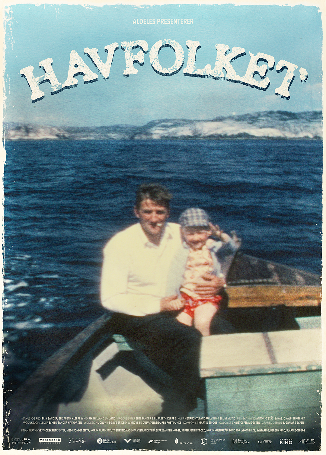 Filmplakat av en mann og et barn som sitter i en robåt ute på havet. Bildet er gammelt.