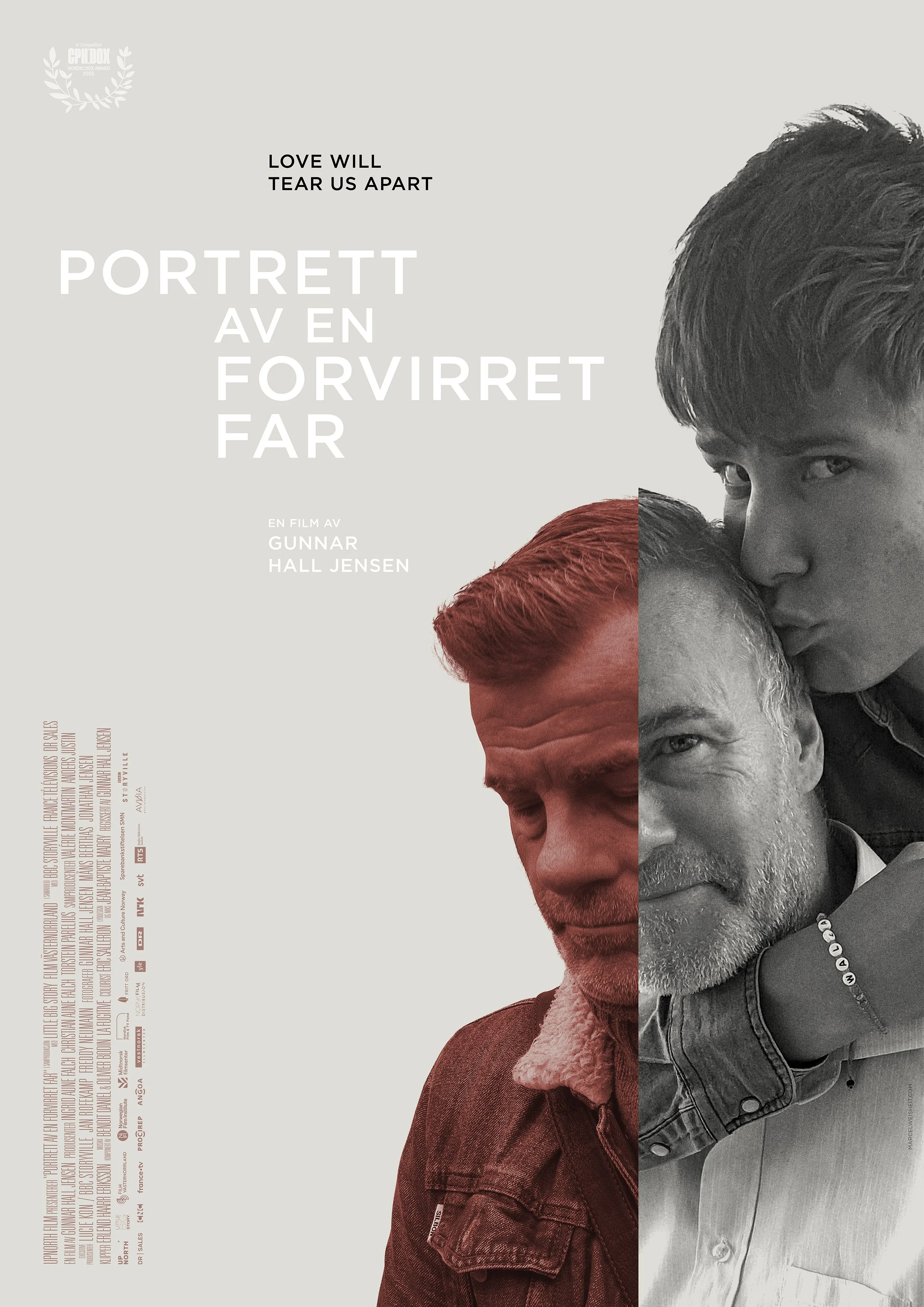 Filmplakat i gråtoner av en far og en sønn. Sønnen gir faren et kyss på bakhodet. Faren er todelt, glad side er med sønnen, andre side er rød og lei seg.
