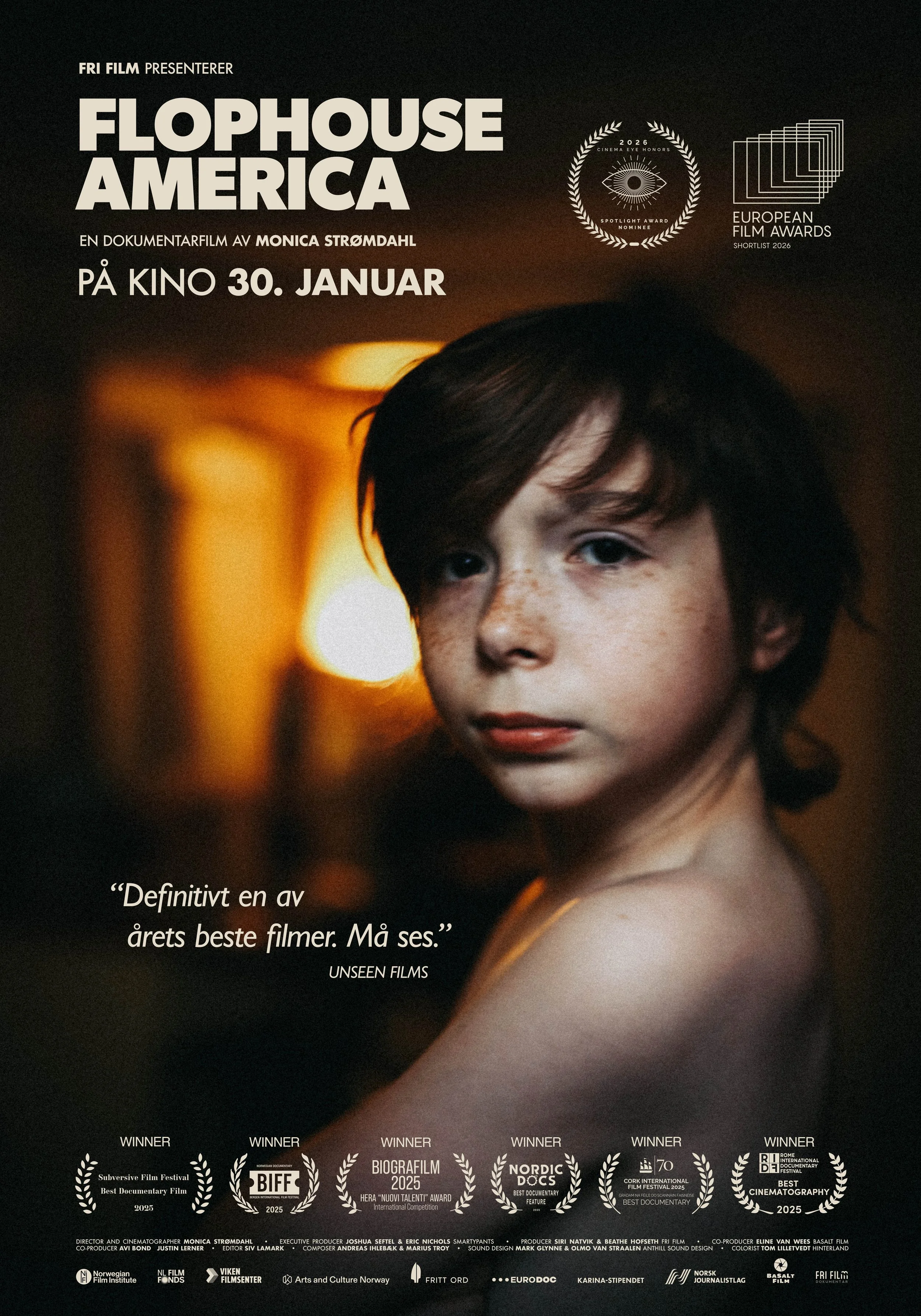 Mørk Filmplakat med varme toner. Ung gutt på tolv år ser inn i kamera.