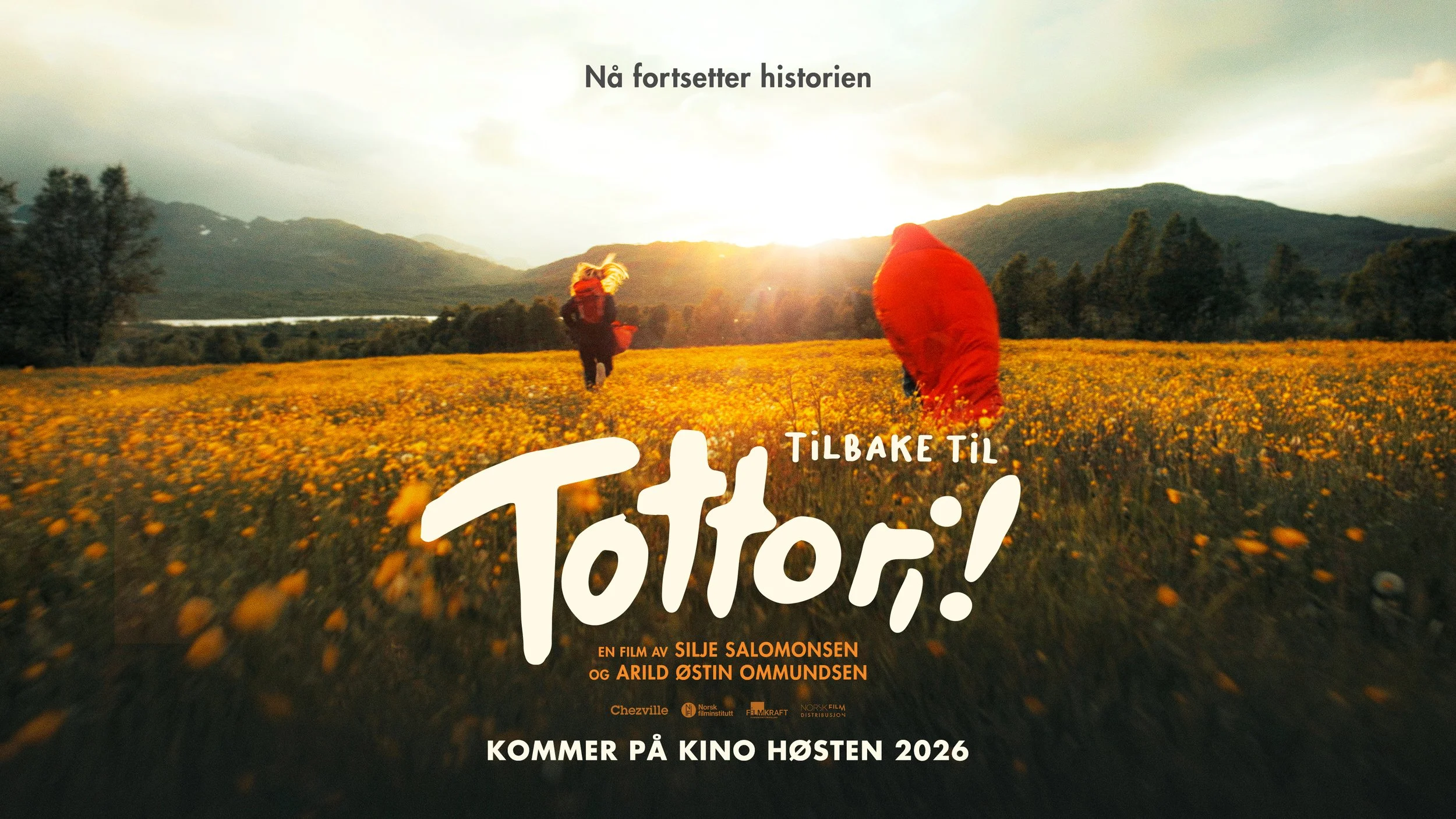 Filmplakat som avbilder en blomstereng. Det er golden hour og to jenter løper mot solen i distansen. På bildet står det "nå fortsetter historien". I stor skrift nederst står "tilbake til tottori".