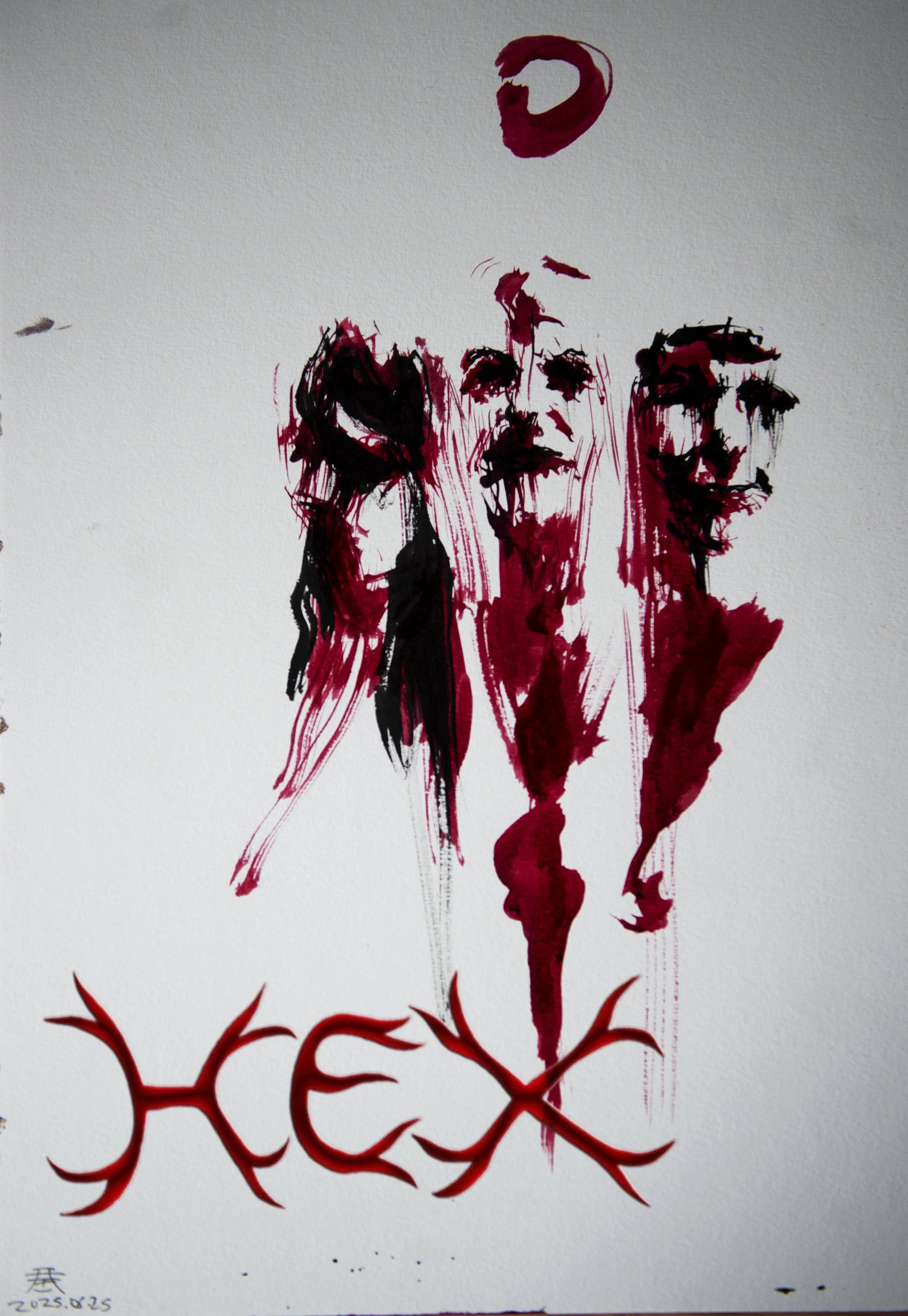 Filmplakat for filmen HEX. Det er illustrerende maleri av tre ansikt som har blitt malt med blod. Tittelen på filmen er i rød. Bakgrunnen rundt tittelen og illustrasjonen er hvit.