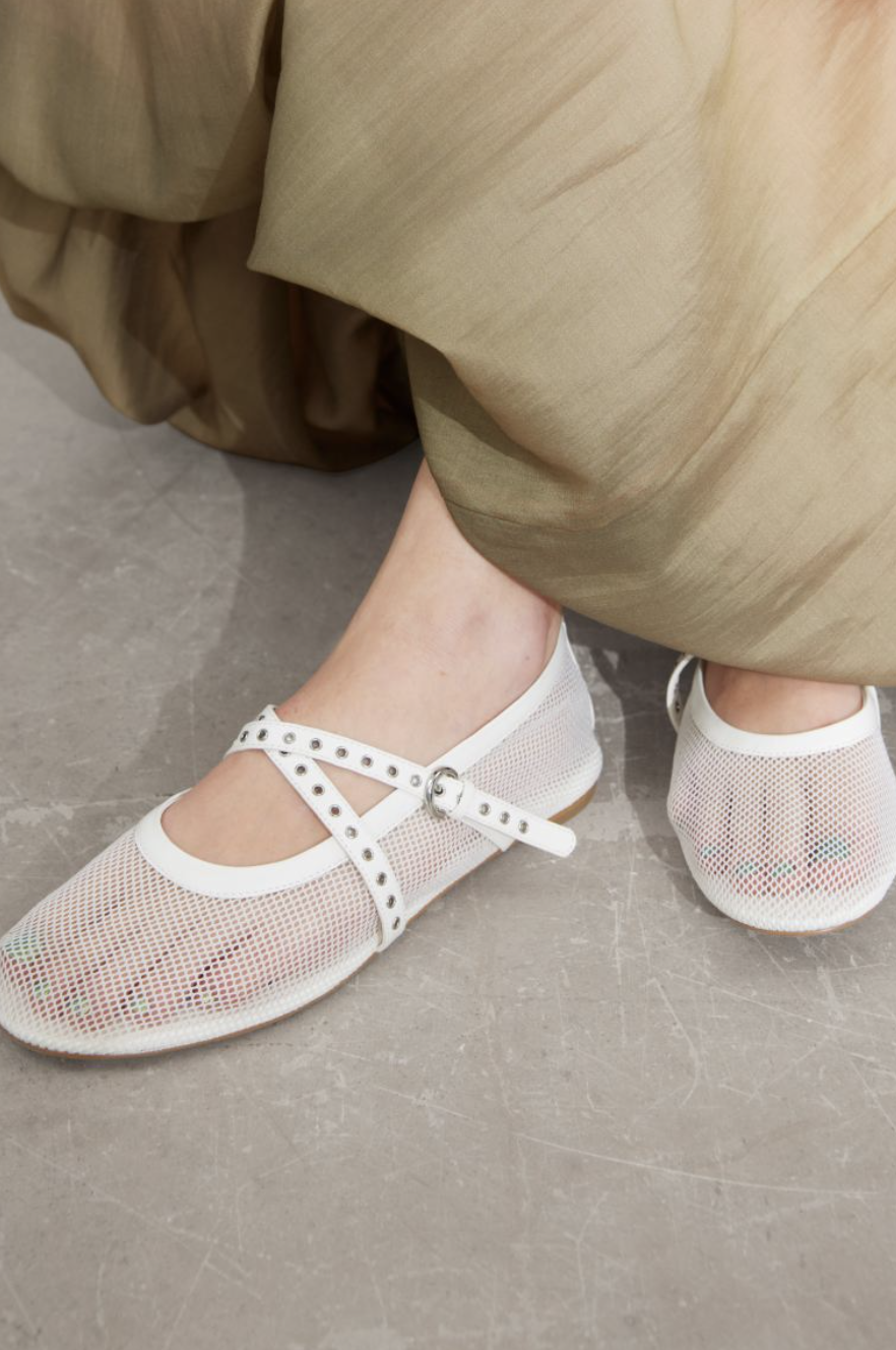 TREND SPOTLIGHT: WOVEN FLATS
