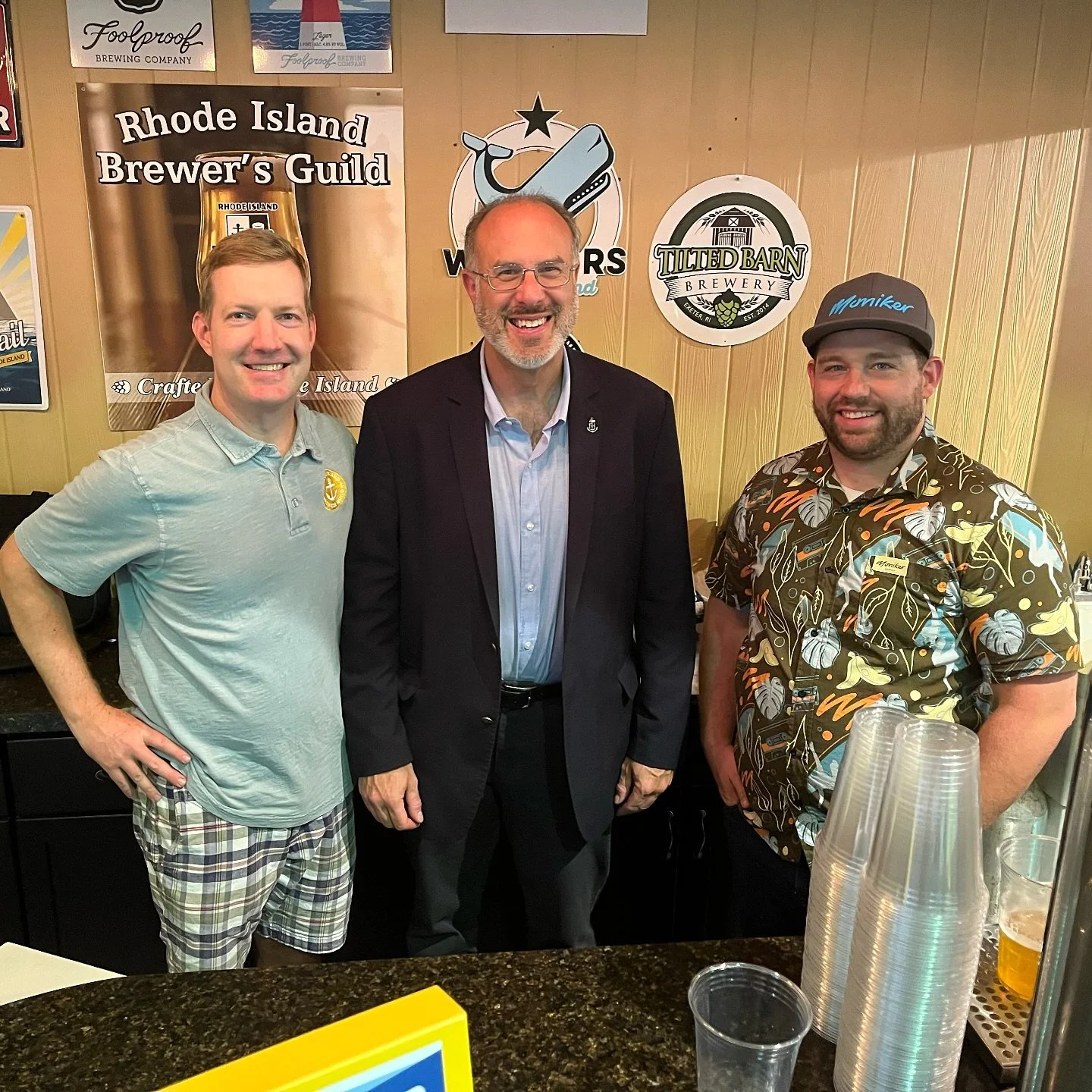 Howdy from West Springfield 🎡 We just had a special guest pay us a visit here at the Rhode Island House! RI Secretary of Commerce, Stefan Pryor, stepped behind the bar for a chat here on Rhode Island Day. Cheers Stefan!
#rhodeisland #followtherhode