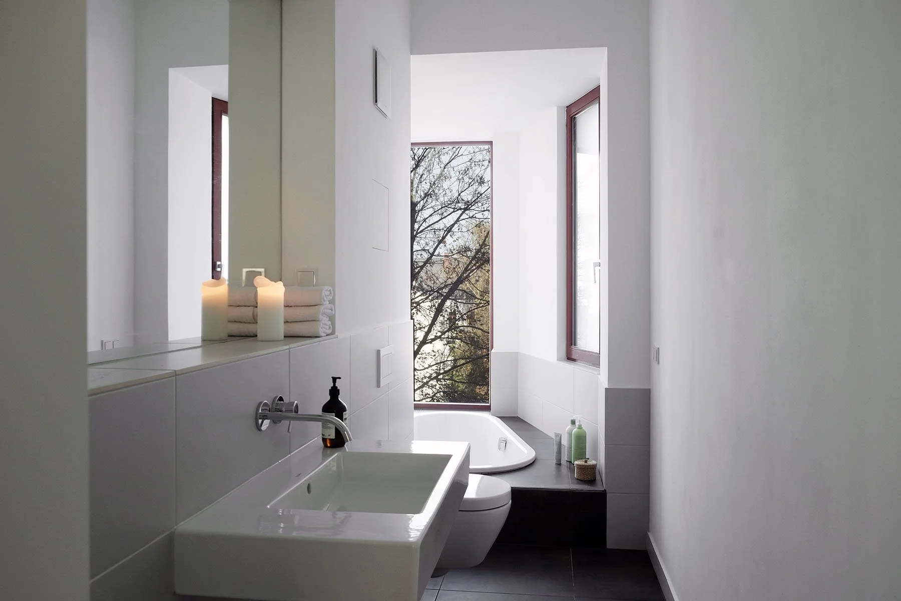 15 bathroom ╕Leonie Fest.jpg