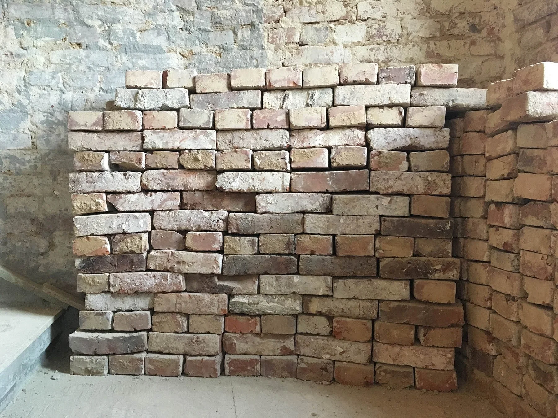 30 bricks waiting for reuse╕bodensteiner fest.JPG